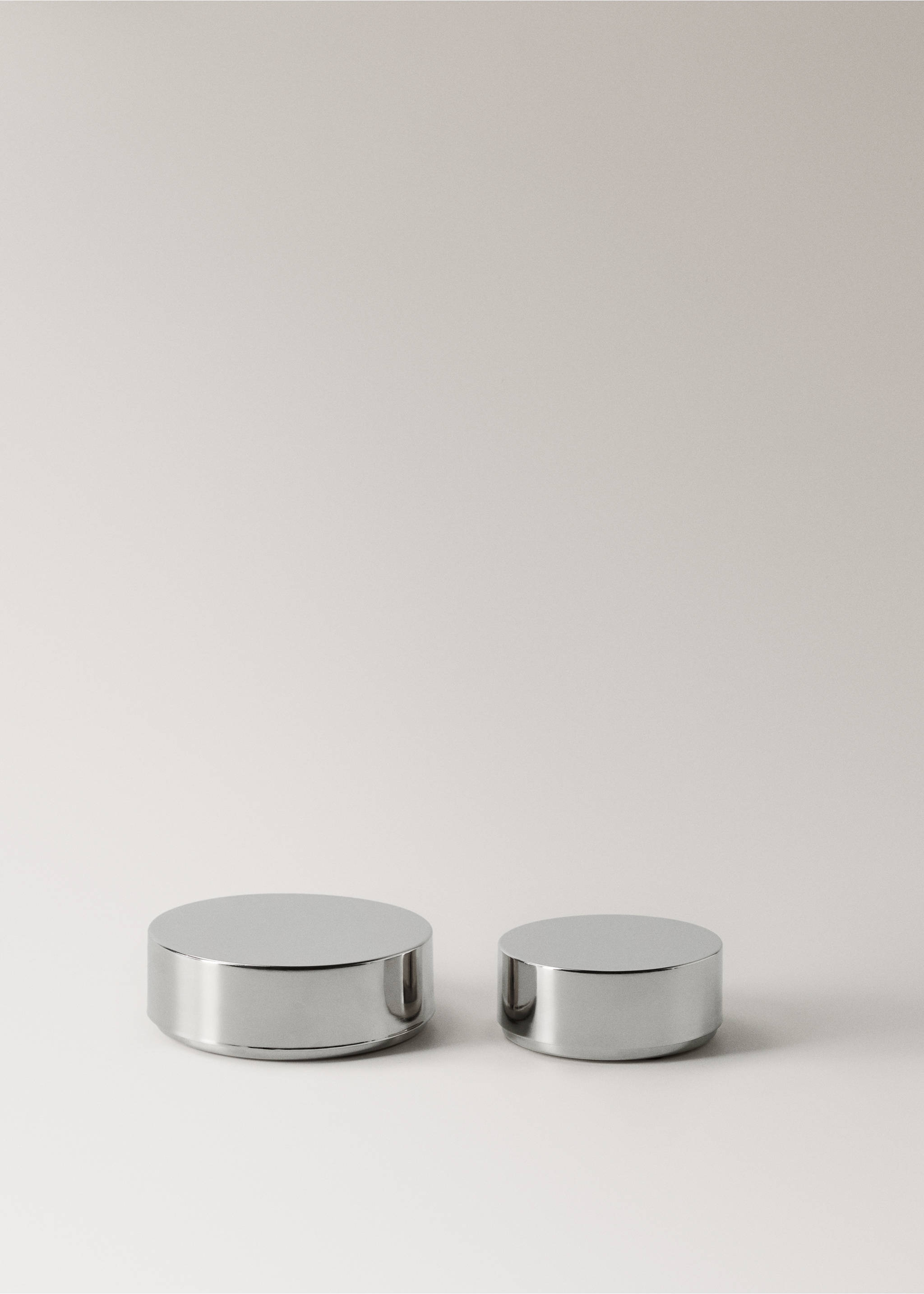 Medium round metal box - Details of the article 3, Silver. Ref: 17002927-00.