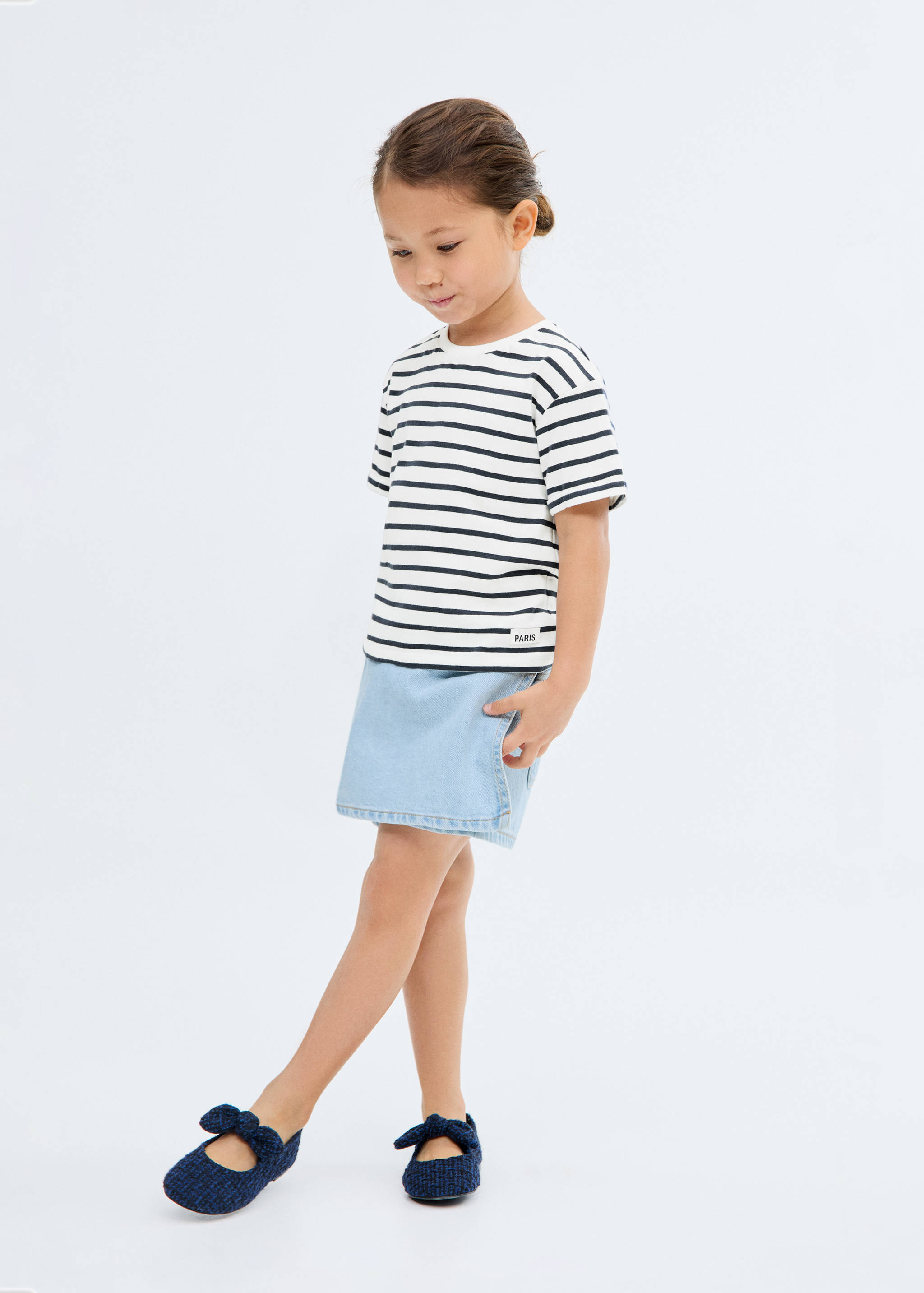 T-shirt à rayures et ornement - Plan général