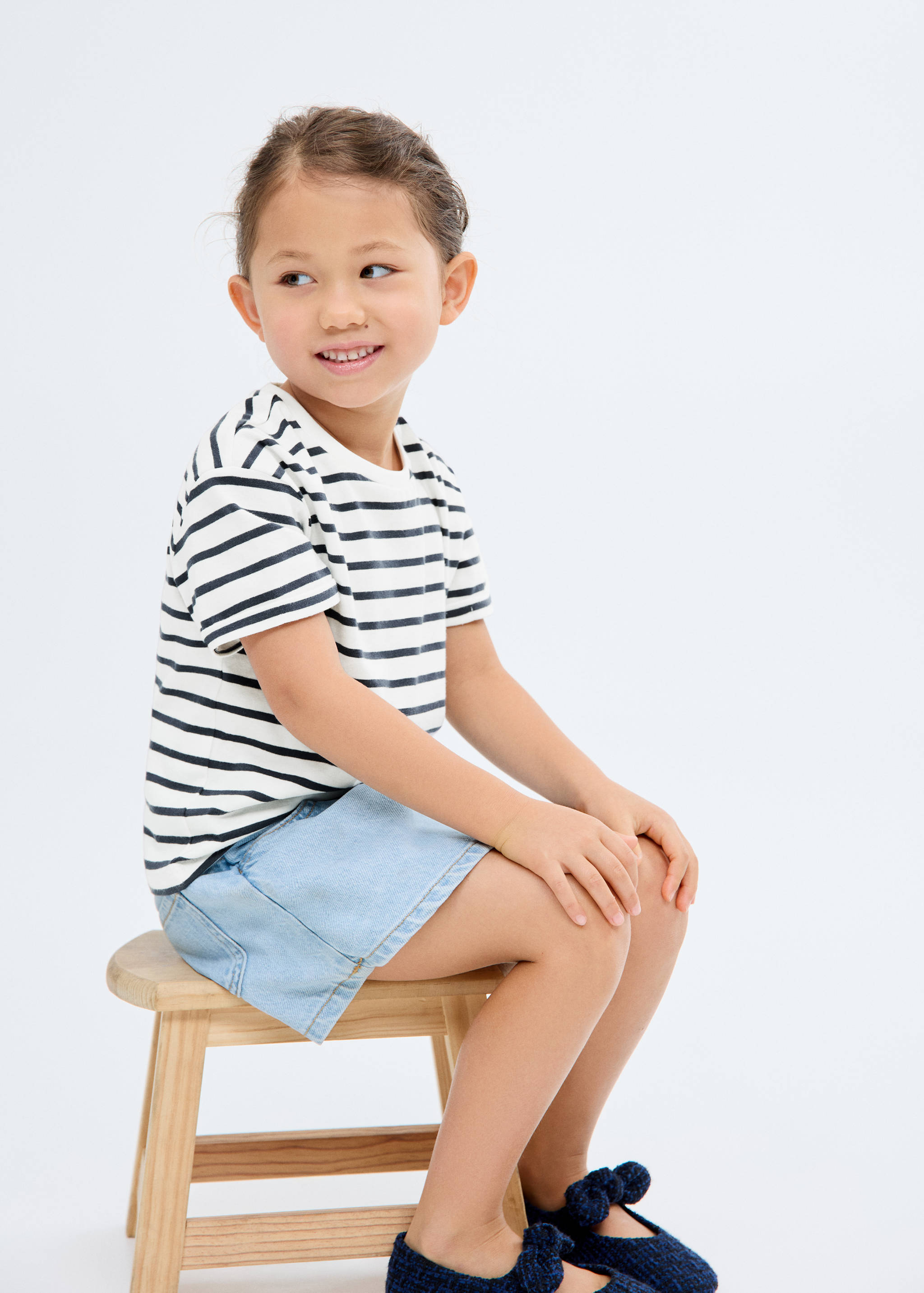 T-shirt à rayures et ornement - Plan moyen