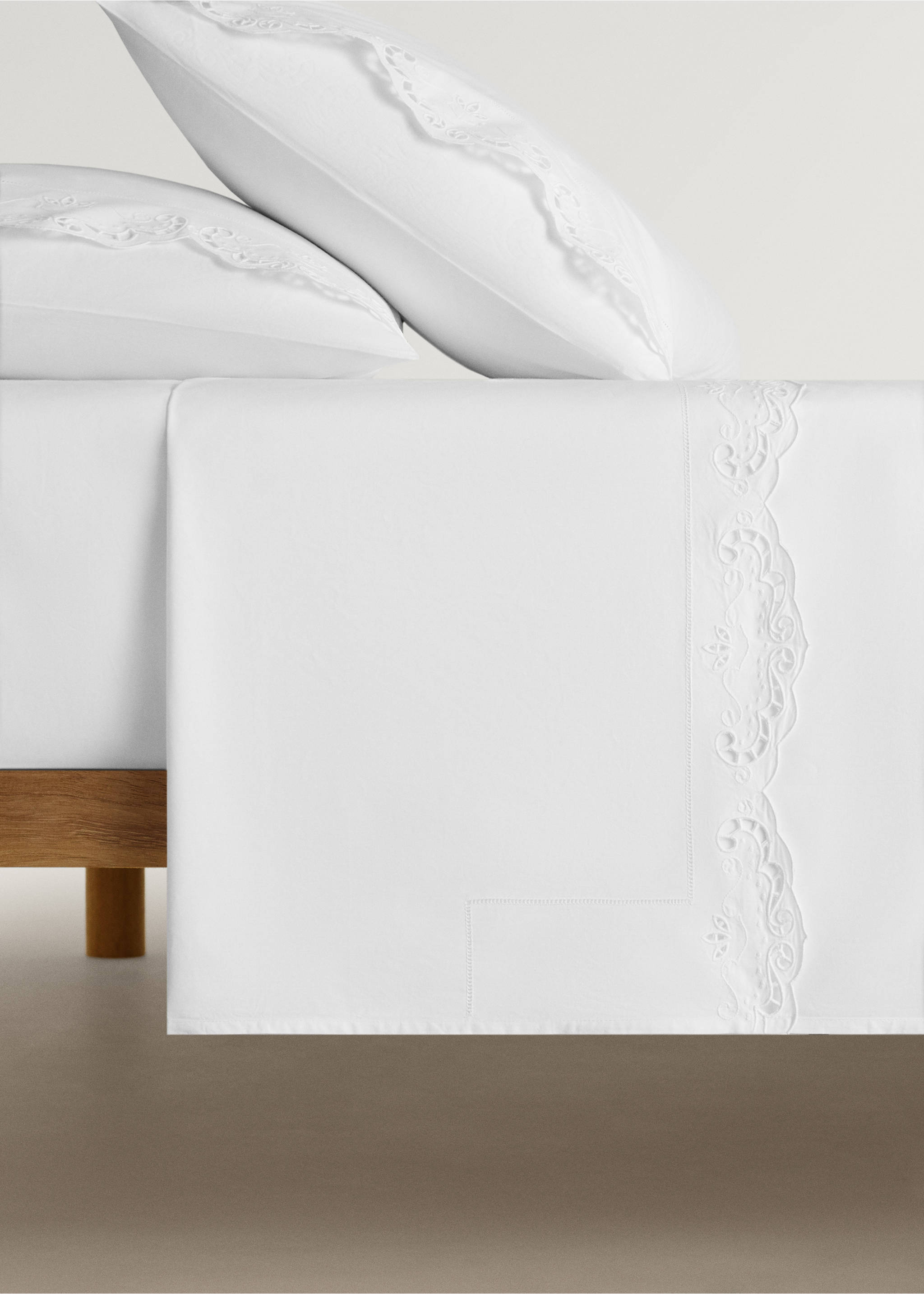 150/160 cm embroidered cotton top sheet - Article without model, White. Ref: 17003312-00.
