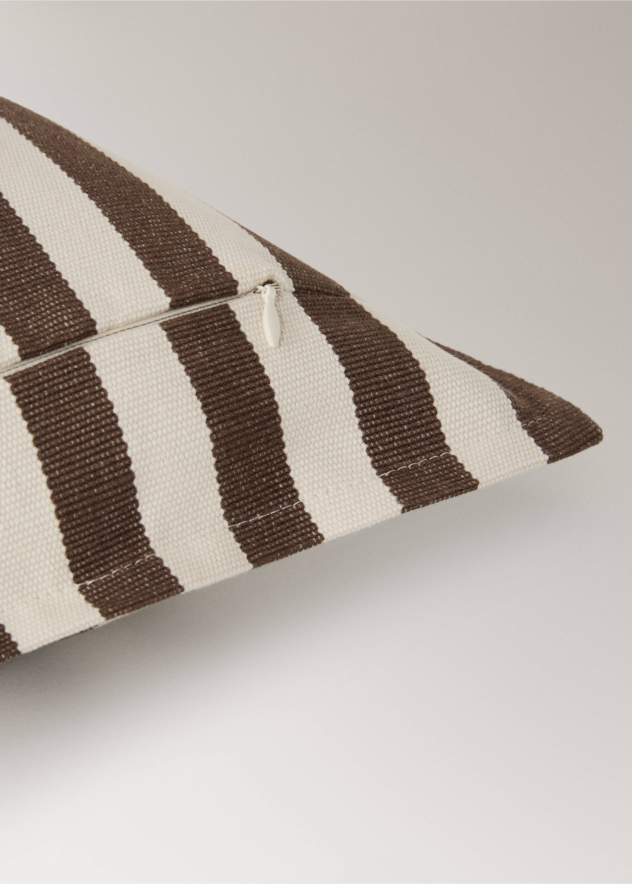 Cotton two-tone cushion cover with woven stripes 50x50 cm - Details of the article 3, Chocolate. Ref: 17003319-00.
