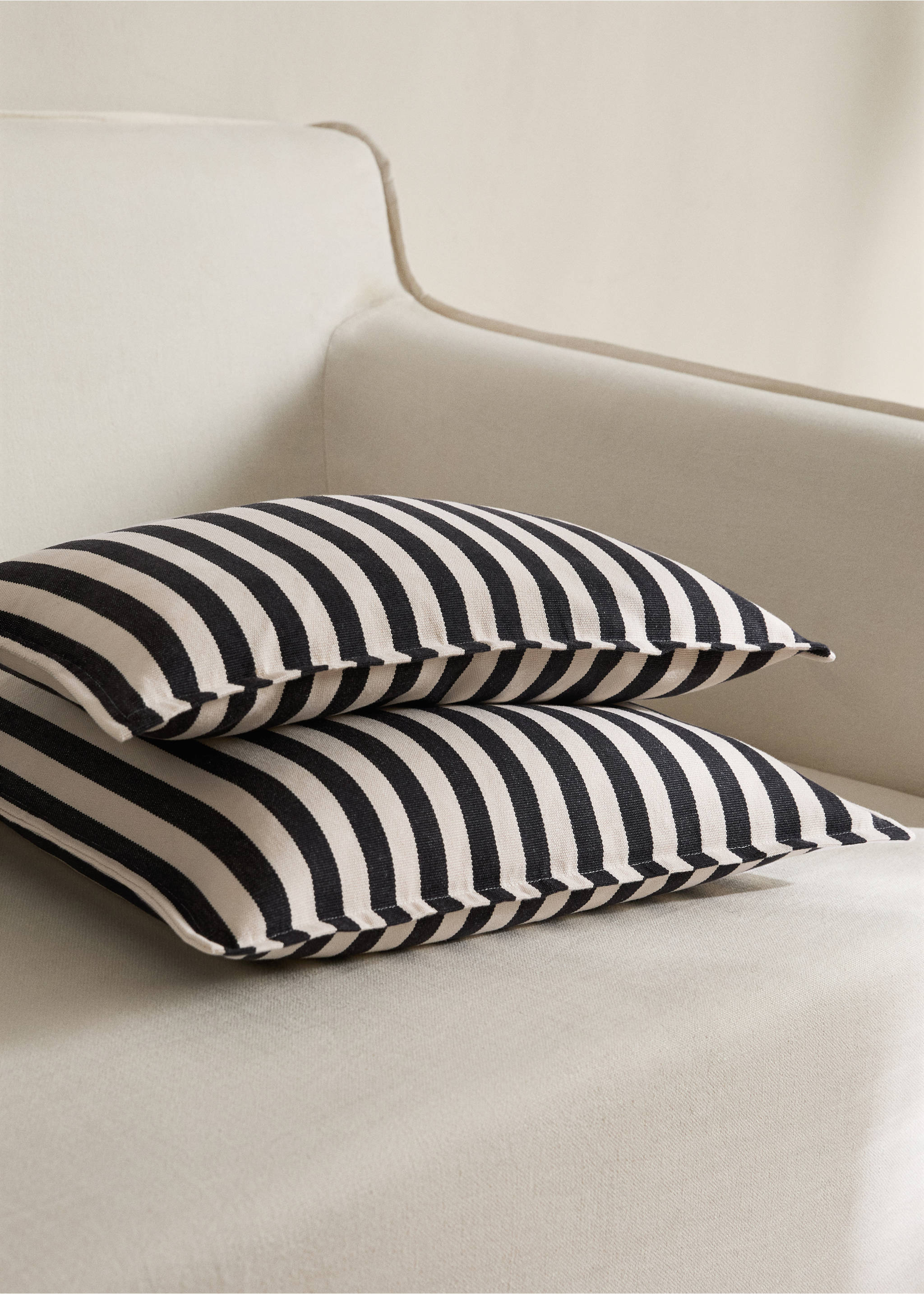 Cotton two-tone cushion cover with woven stripes 50x50 cm - General plane, Dark Grey. Ref: 17003319-00.
