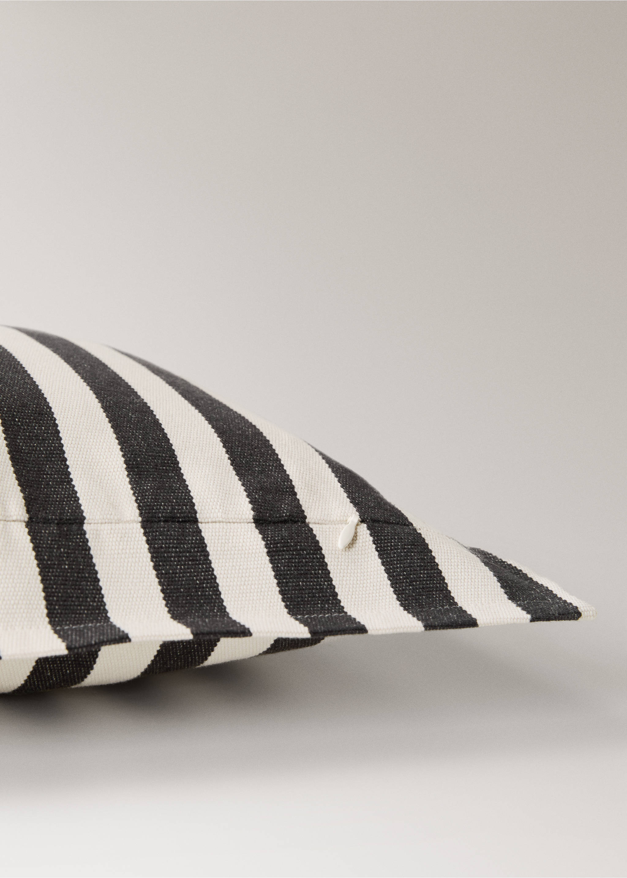 Cotton two-tone cushion cover with woven stripes 50x50 cm - Details of the article 2, Dark Grey. Ref: 17003319-00.