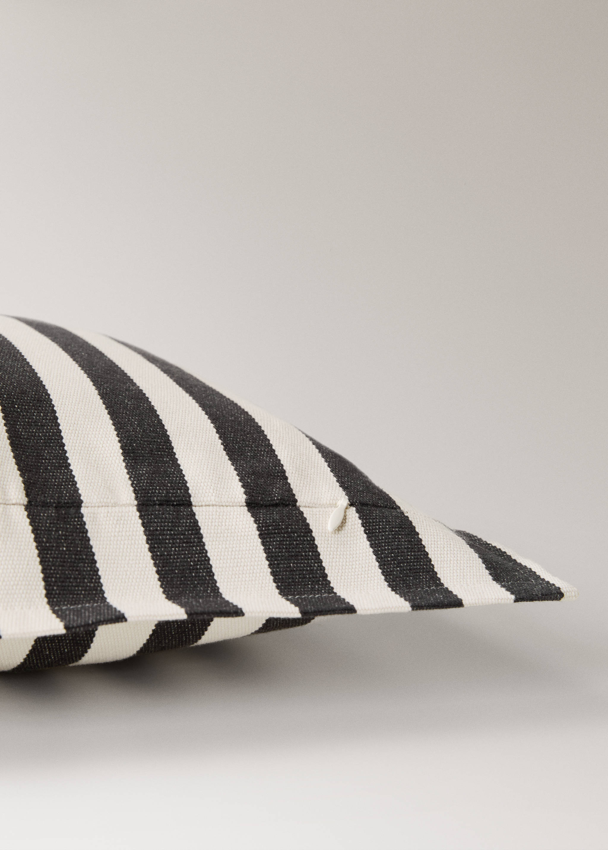Cotton two-tone cushion cover with woven stripes 50x50 cm - Details of the article 2