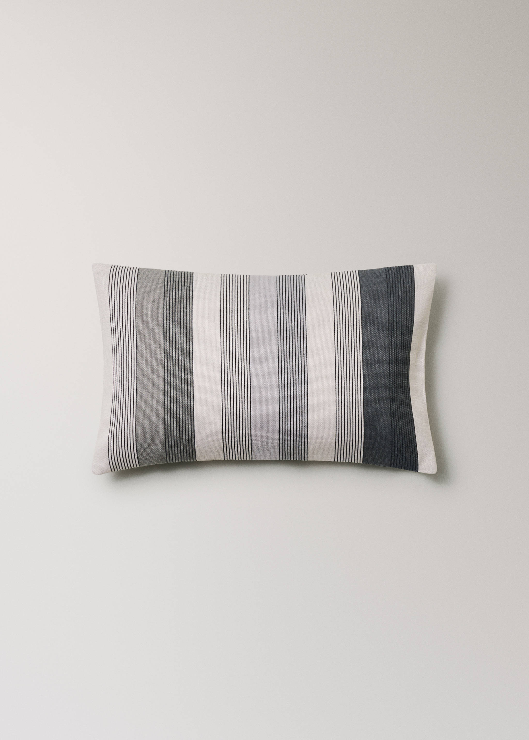 Baumwoll-Kissenhülle mit mehrfarbigem Streifenmuster 30 x 50 cm - Artikel ohne Model