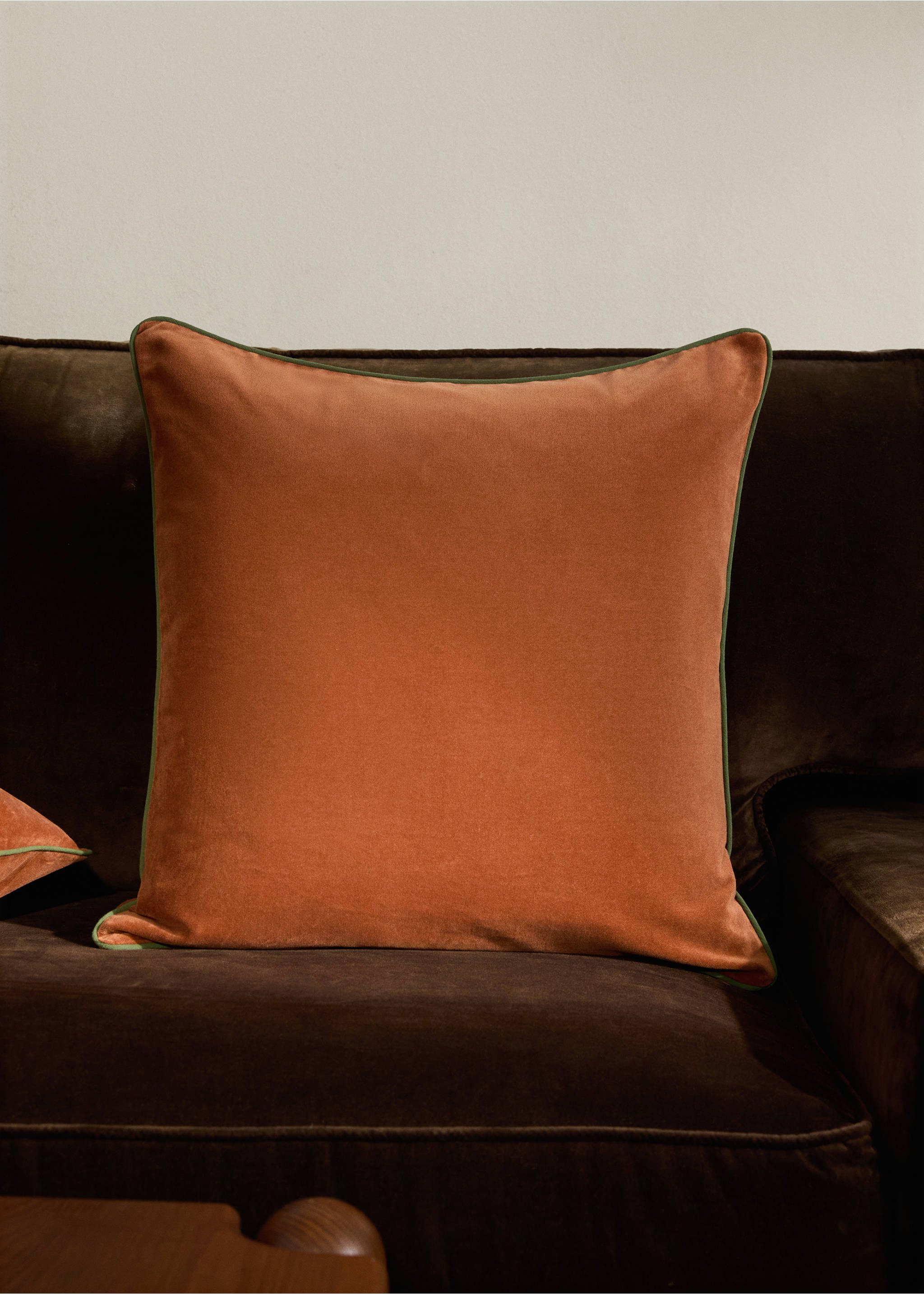 Velvet cushion cover with contrasting piping 50x50 cm - General plane, Burnt Orange. Ref: 17003331-00.
