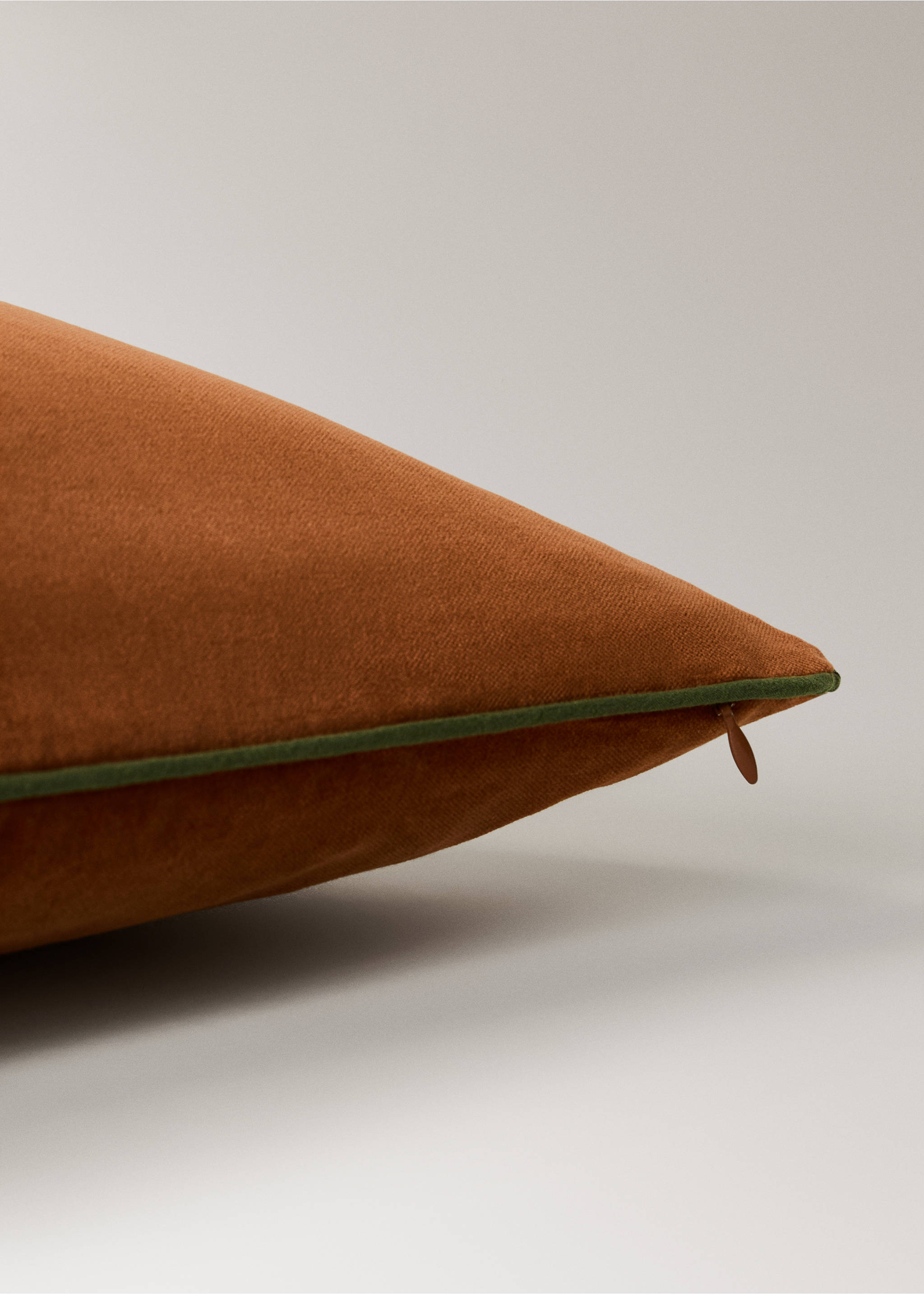 Velvet cushion cover with contrasting piping 50x50 cm - Details of the article 1, Burnt Orange. Ref: 17003331-00.