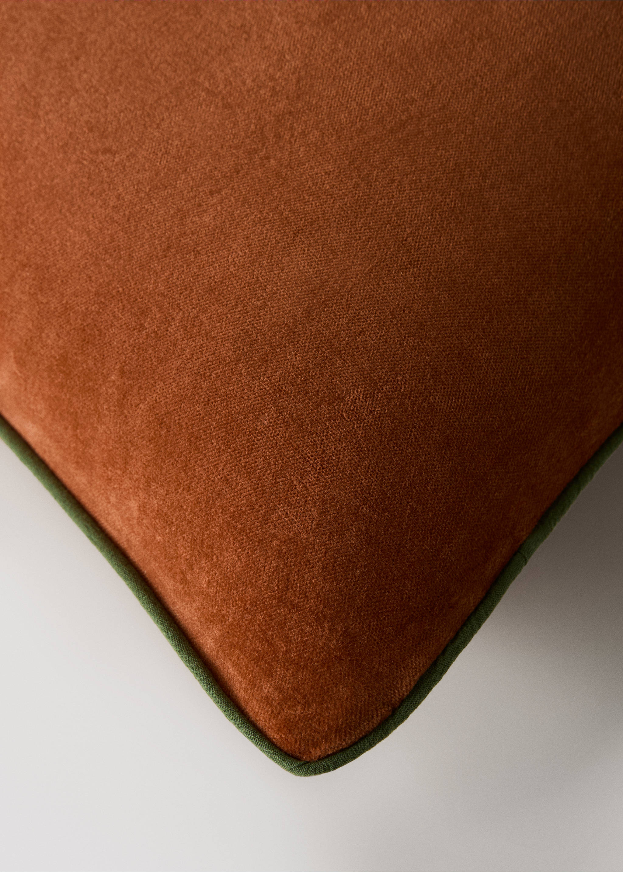 Velvet cushion cover with contrasting piping 50x50 cm - Details of the article 2, Burnt Orange. Ref: 17003331-00.