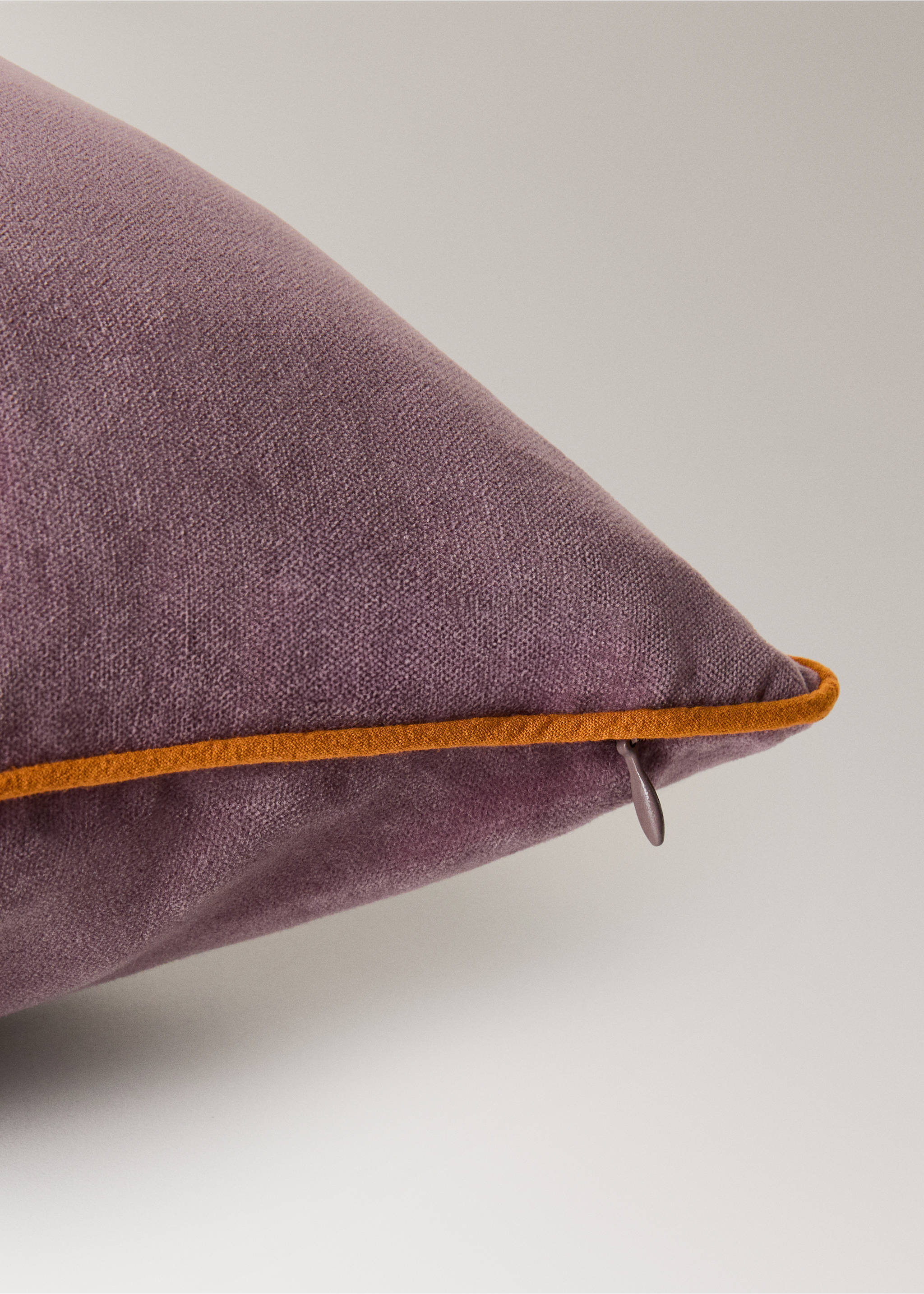 Velvet cushion cover with contrasting piping 50x50 cm - Details of the article 1, Plum. Ref: 17003331-00.