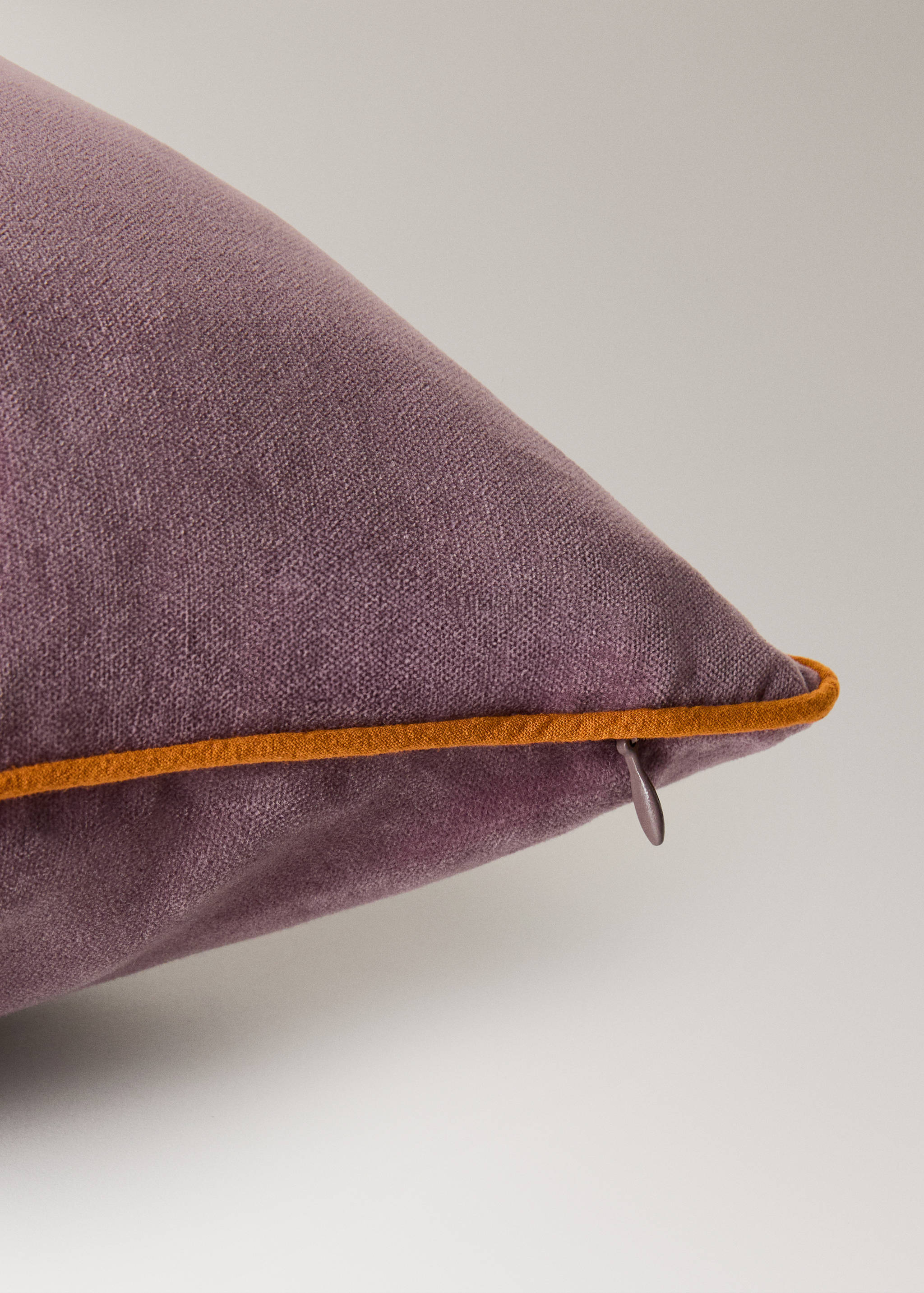 Velvet cushion cover with contrasting piping 50x50 cm - Details of the article 1