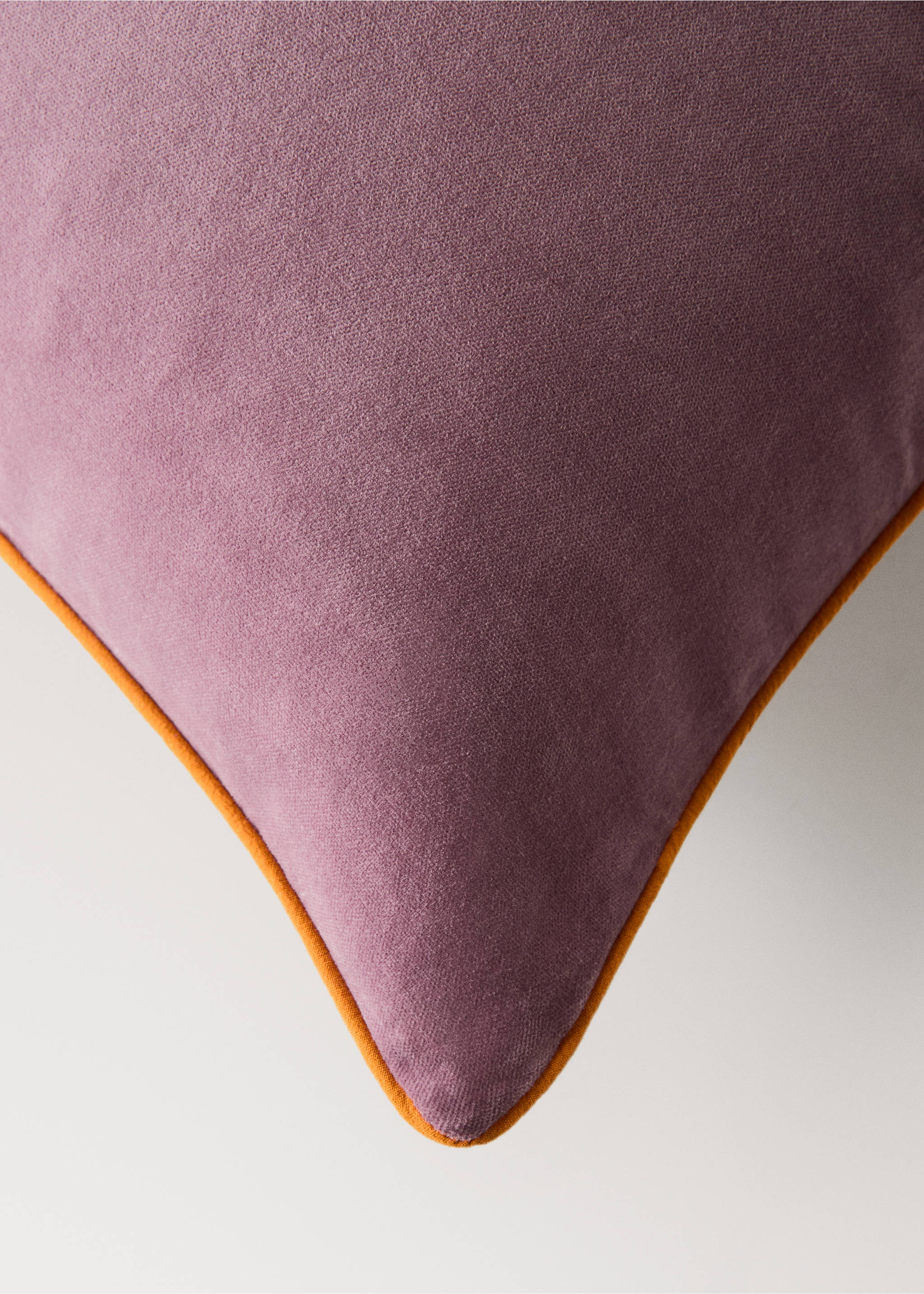Velvet cushion cover with contrasting piping 50x50 cm - Details of the article 2, Plum. Ref: 17003331-00.