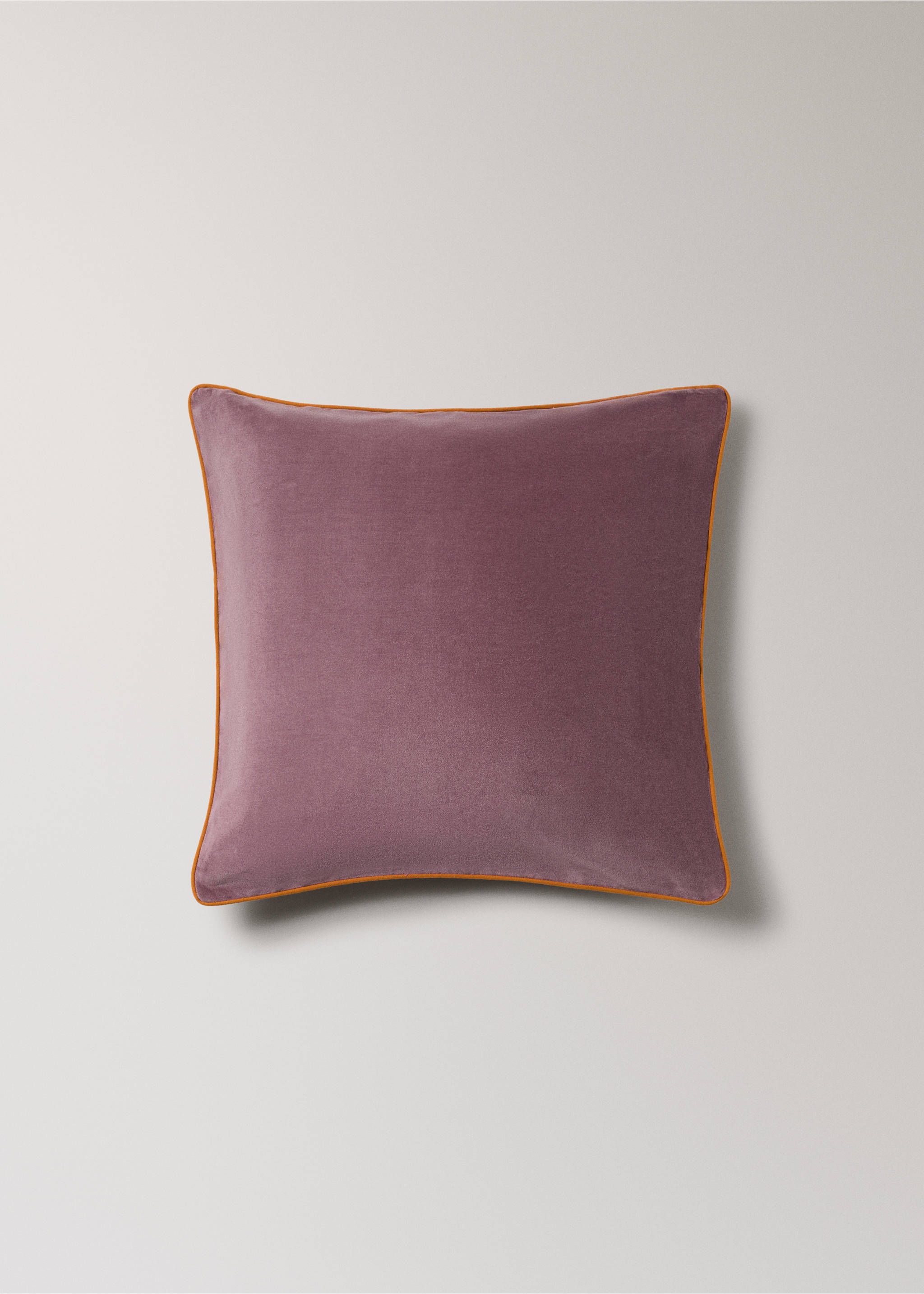 Velvet cushion cover with contrasting piping 50x50 cm - Article without model, Plum. Ref: 17003331-00.