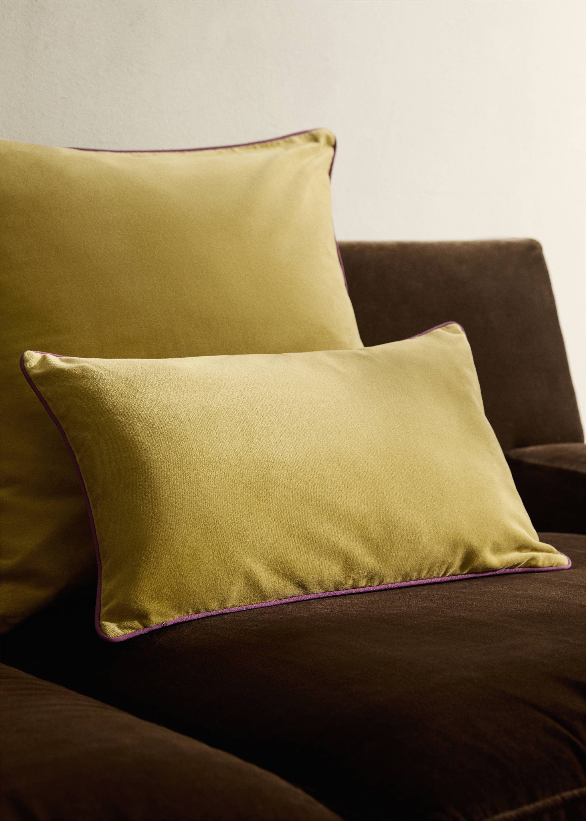 Velvet cushion cover with contrasting piping 30x50 cm - General plane, Curry. Ref: 17003332-00.
