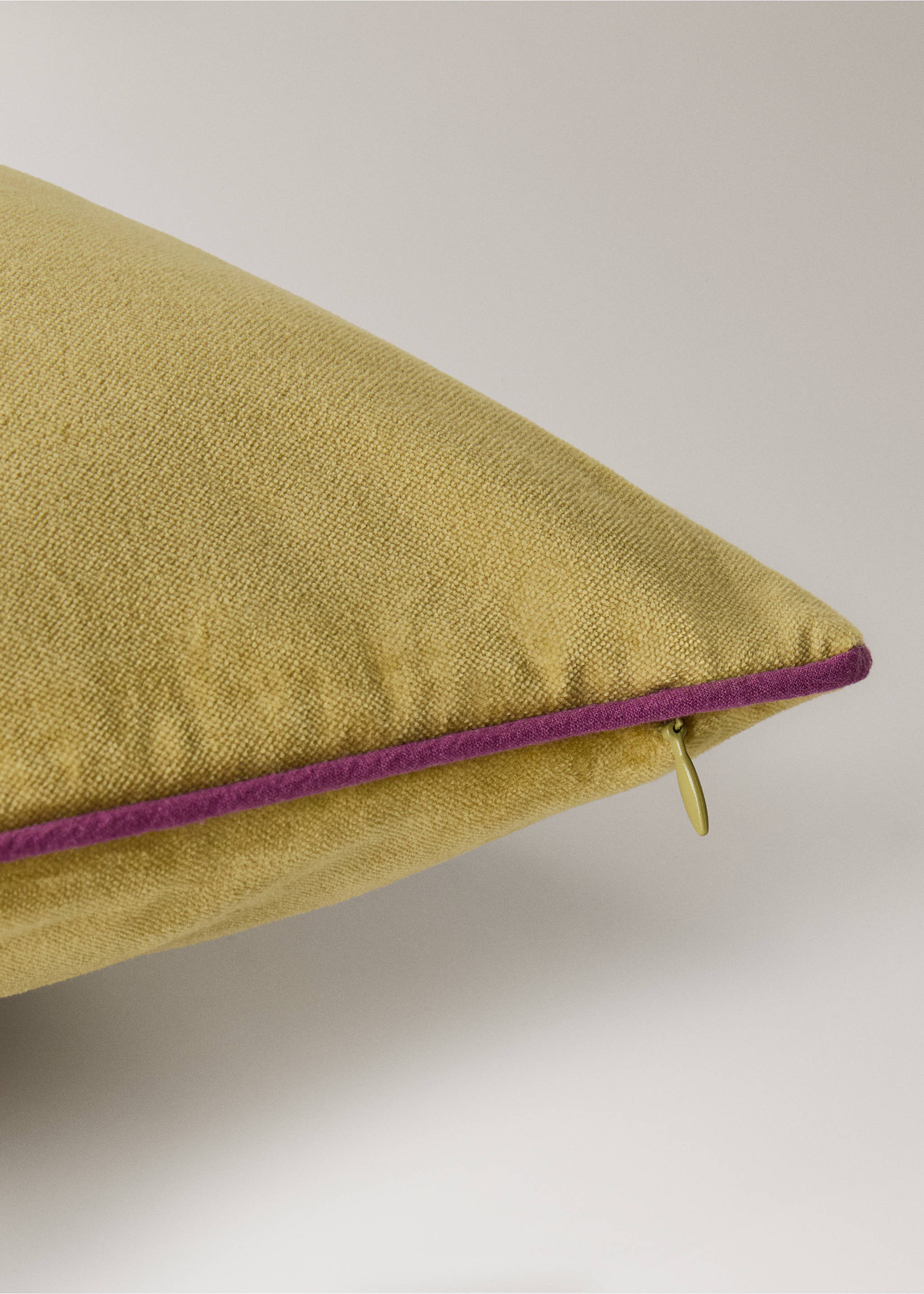 Velvet cushion cover with contrasting piping 30x50 cm - Details of the article 1, Curry. Ref: 17003332-00.