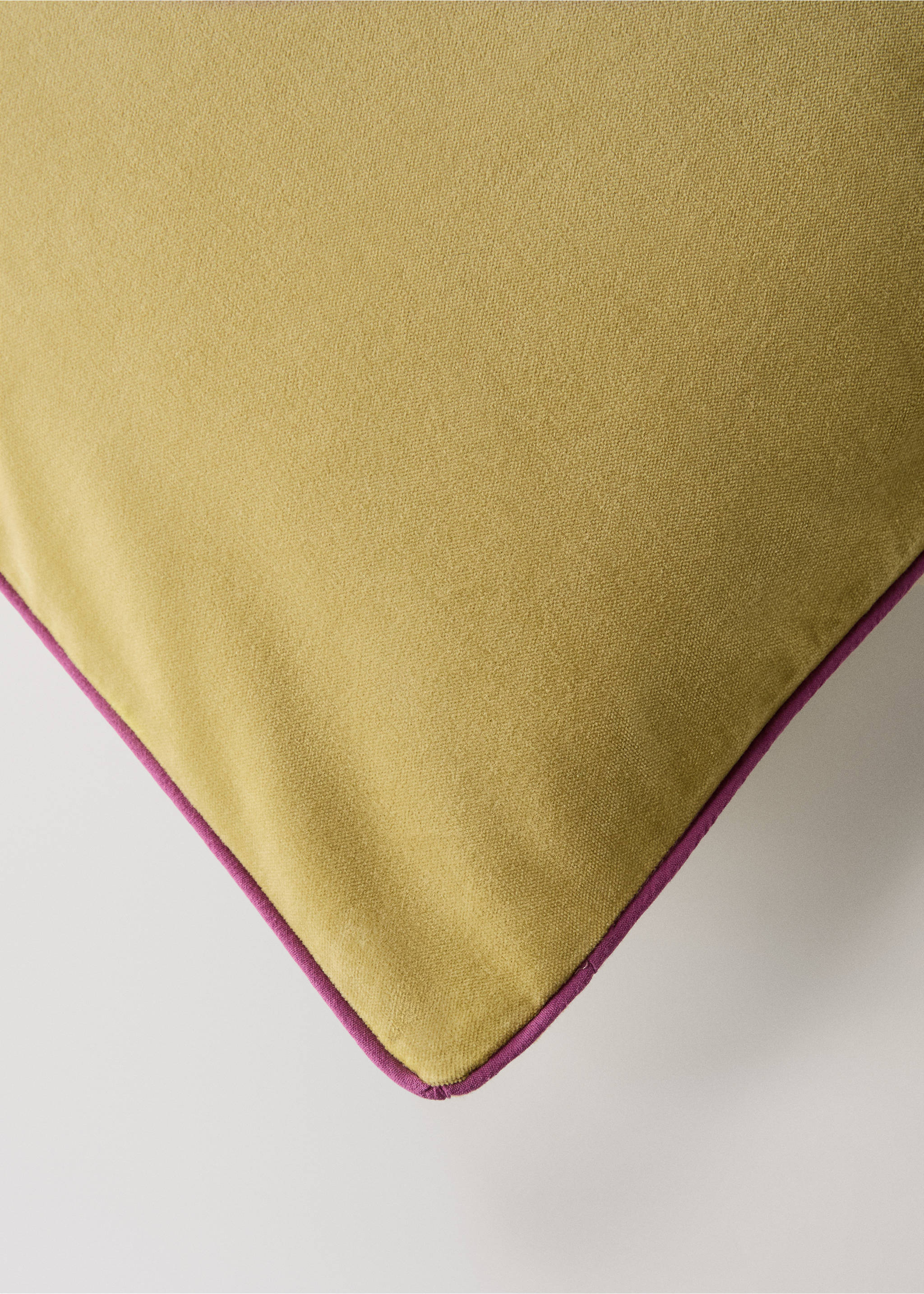 Velvet cushion cover with contrasting piping 30x50 cm - Details of the article 2, Curry. Ref: 17003332-00.