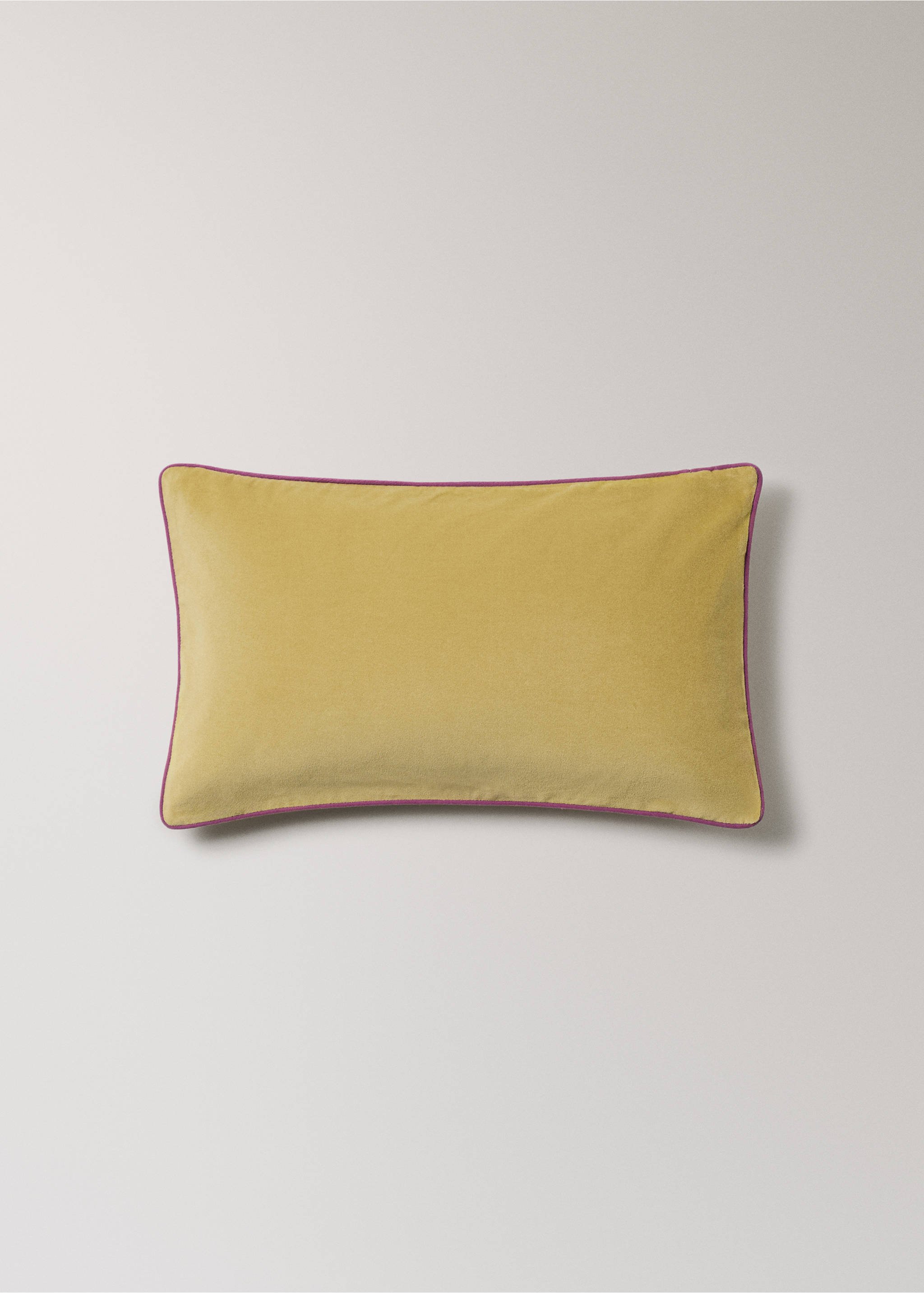 Velvet cushion cover with contrasting piping 30x50 cm - Article without model, Curry. Ref: 17003332-00.