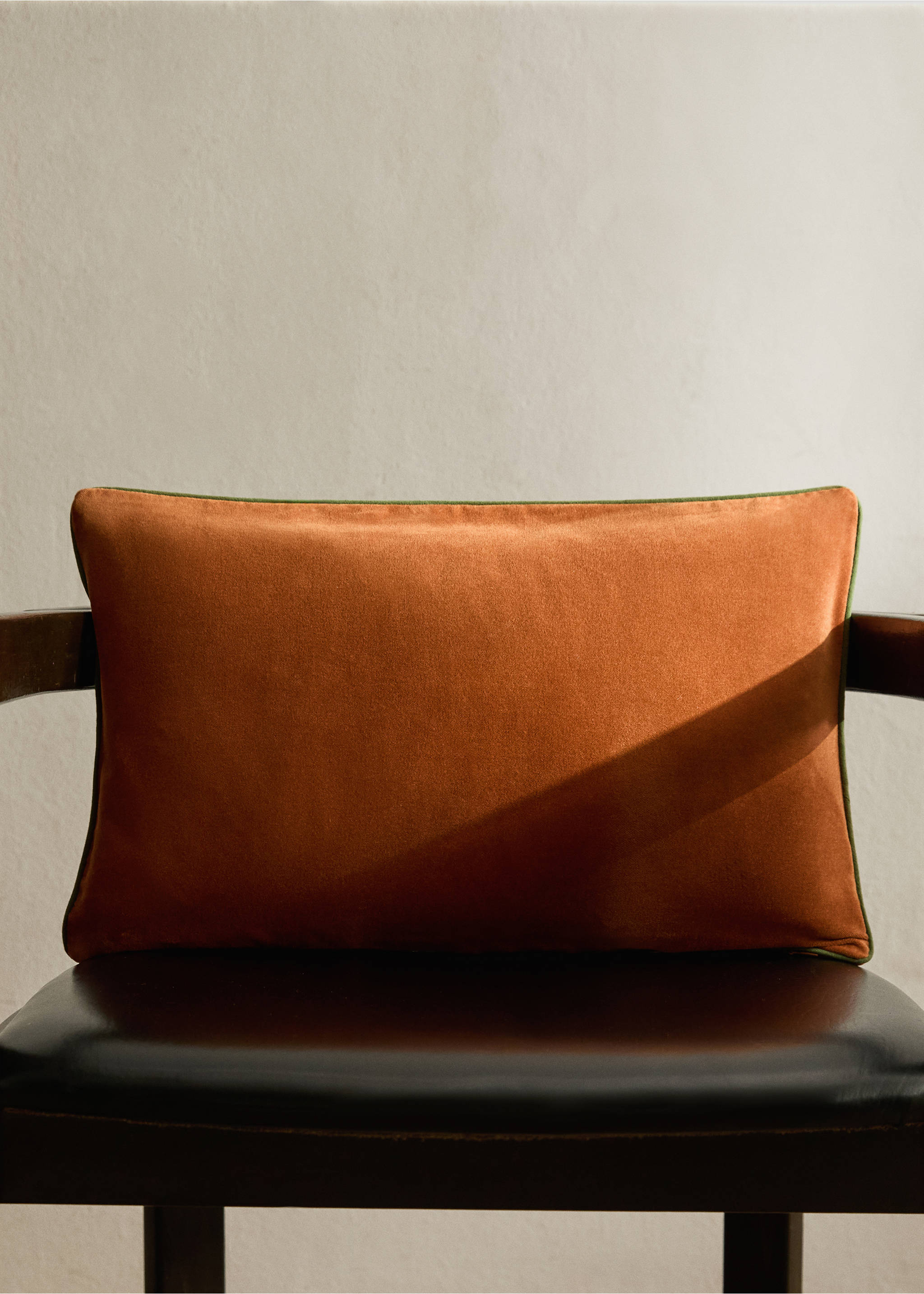 Velvet cushion cover with contrasting piping 30x50 cm - General plane, Burnt Orange. Ref: 17003332-00.