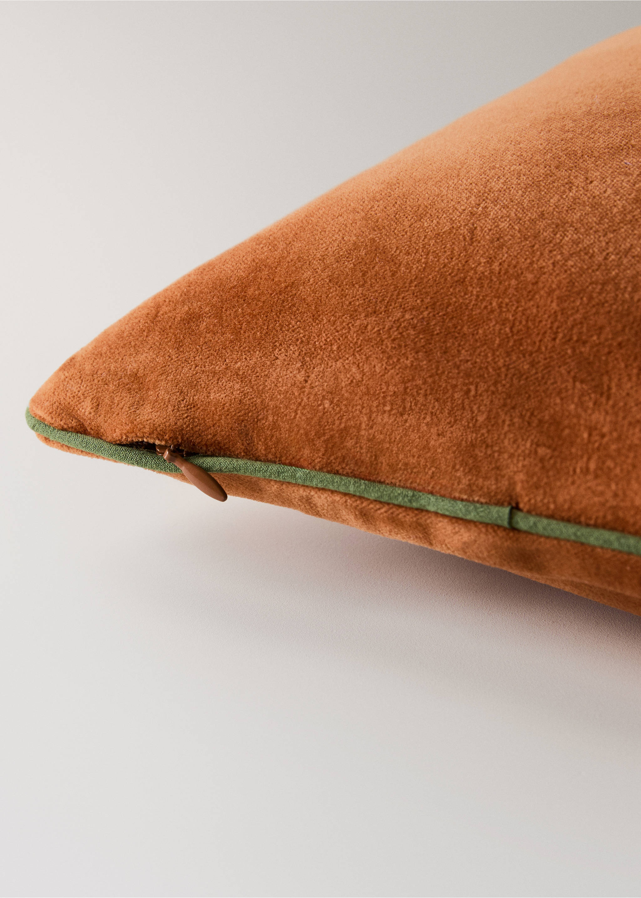 Velvet cushion cover with contrasting piping 30x50 cm - Details of the article 4, Burnt Orange. Ref: 17003332-00.
