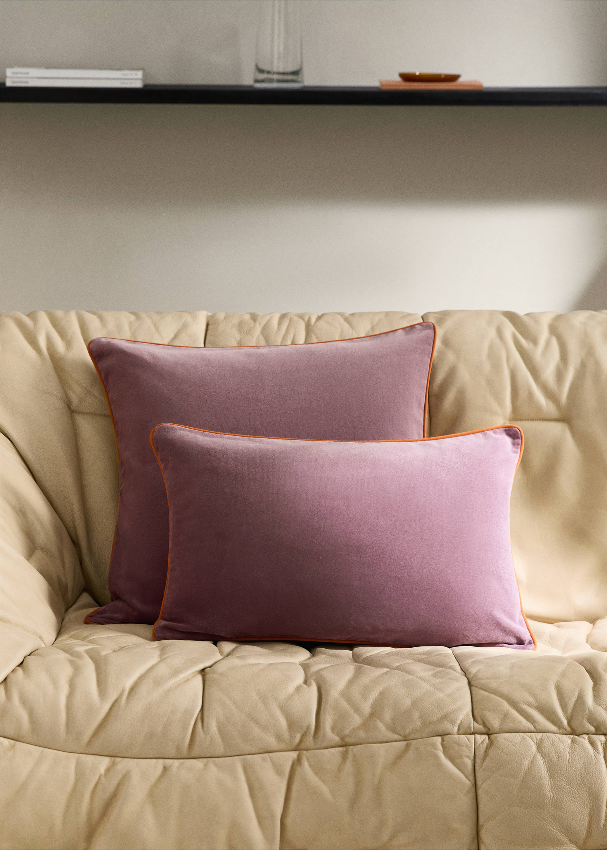 Velvet cushion cover with contrasting piping 30x50 cm - General plane, Plum. Ref: 17003332-00.
