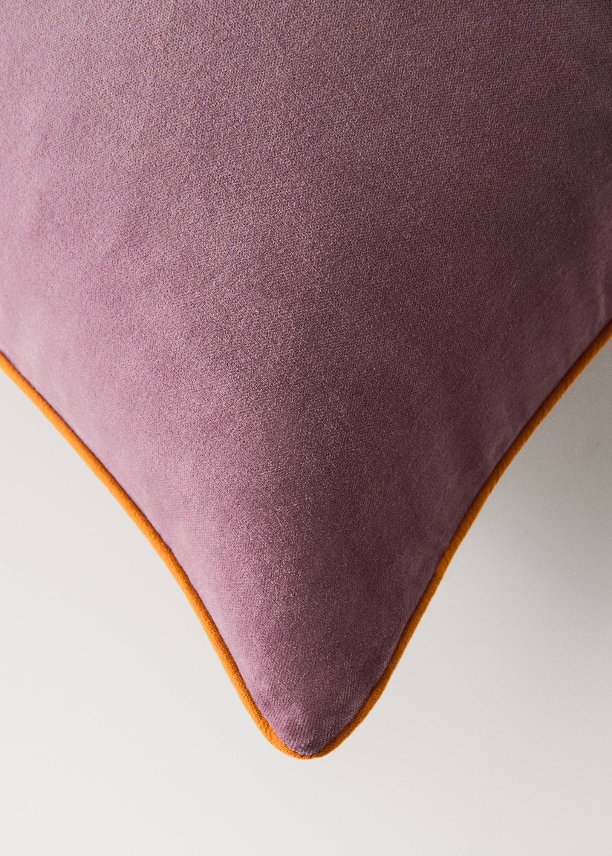 Velvet cushion cover with contrasting piping 30x50 cm - Details of the article 2