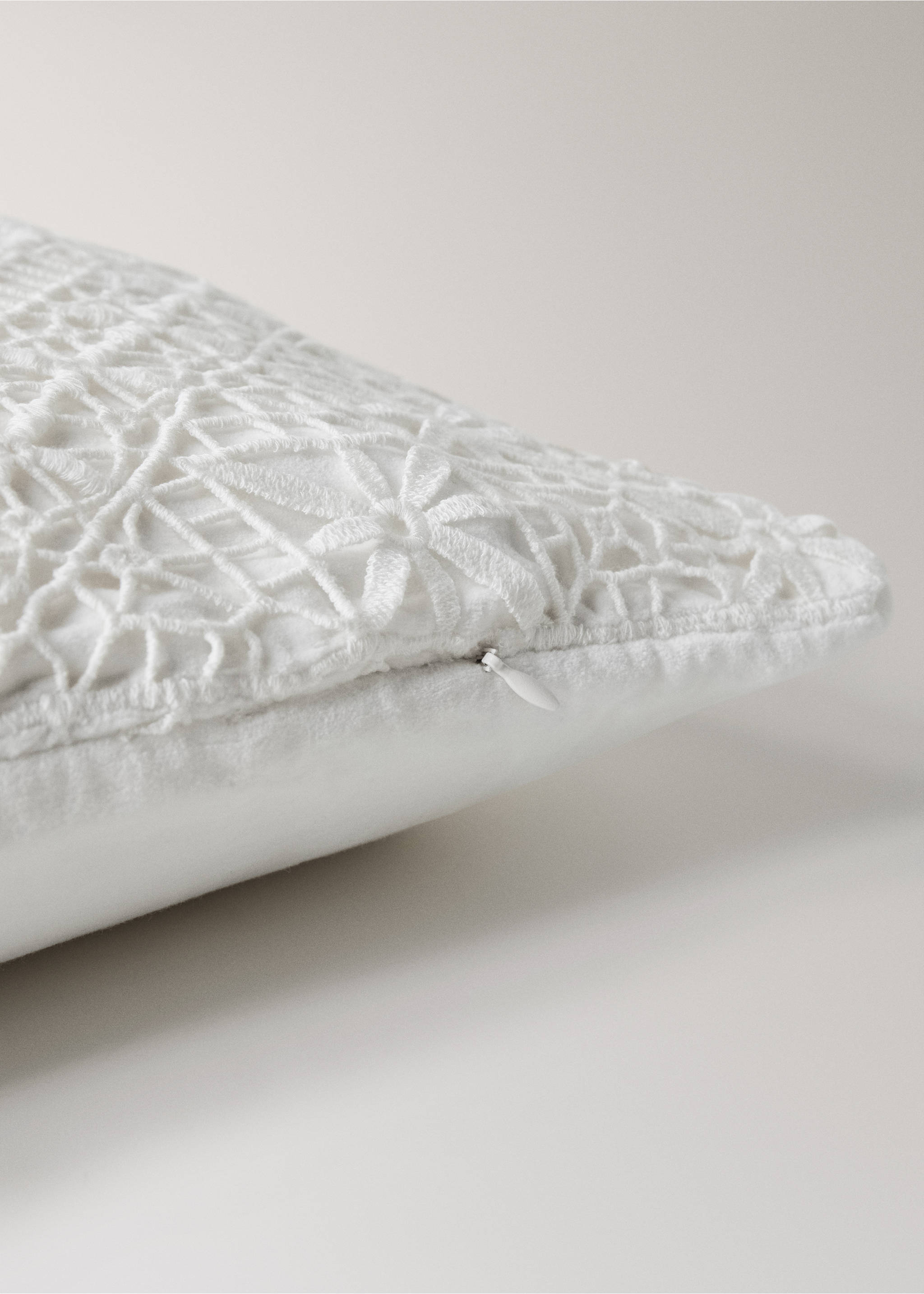 Embroidered cotton cushion cover 30x50cm - Details of the article 2, White. Ref: 17003335-00.
