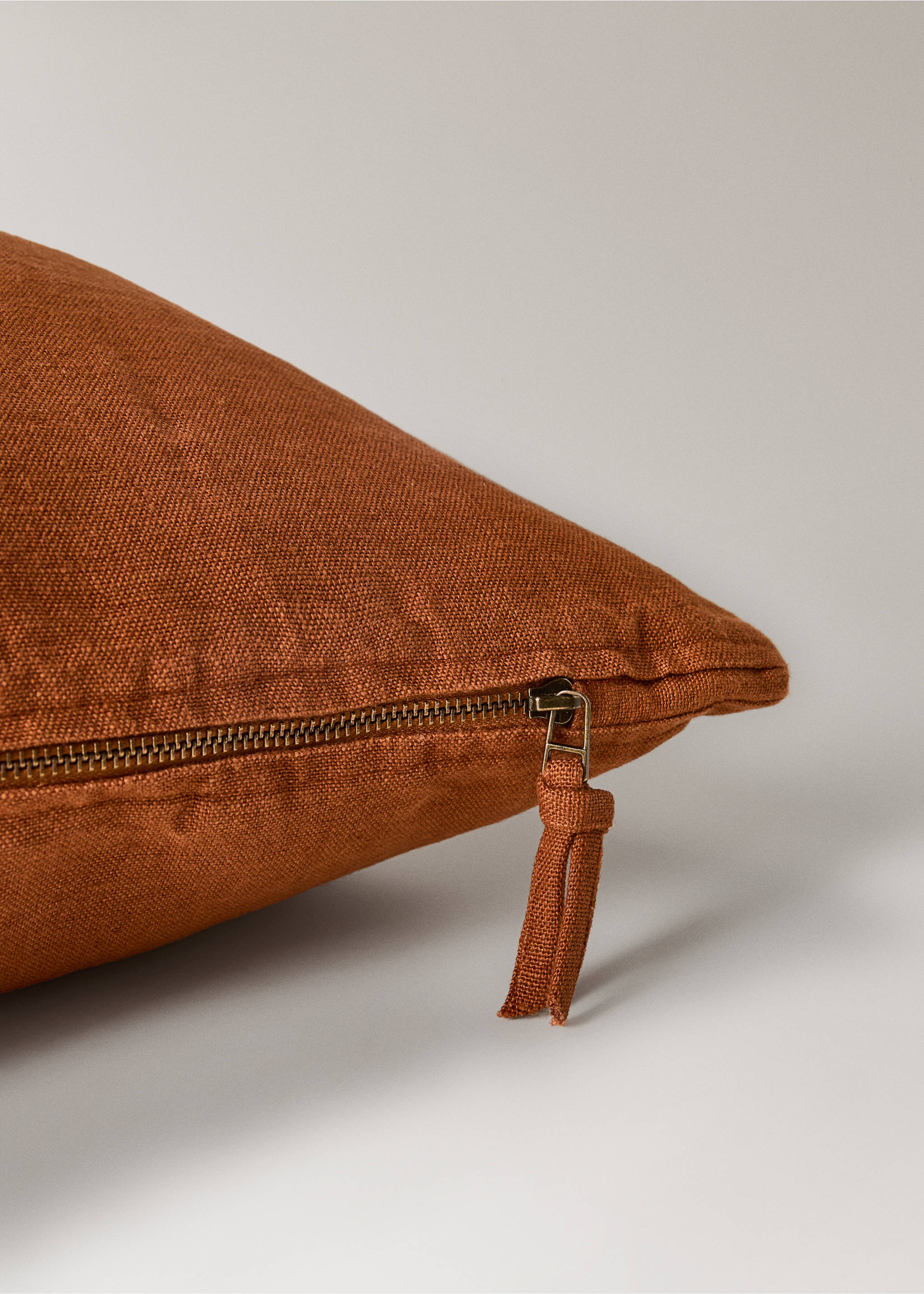 Linen cushion cover with zip 40x60 cm - Details of the article 1, Burnt Orange. Ref: 17003342-00.
