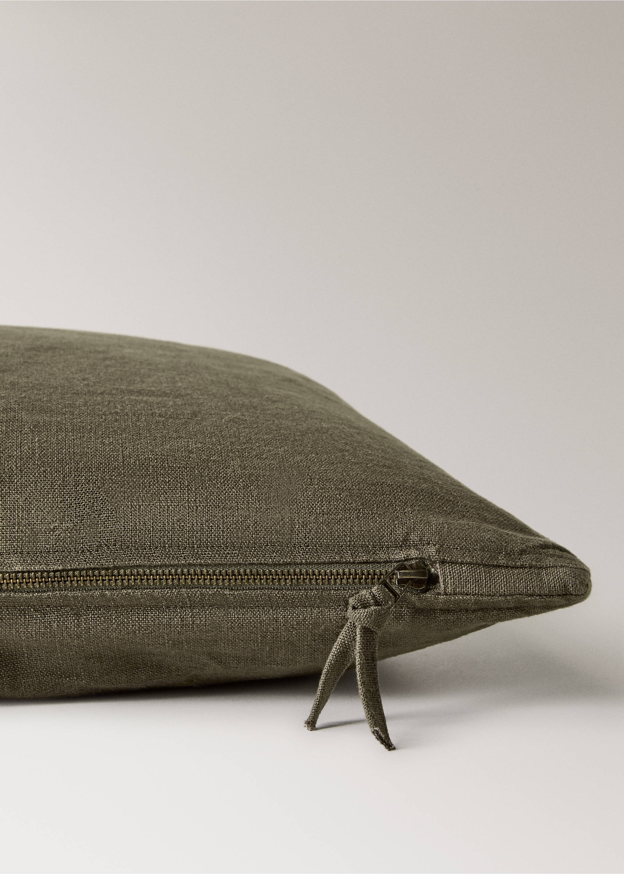 Linen cushion cover with zip 40x60 cm - Details of the article 3, Olive Green. Ref: 17003342-00.