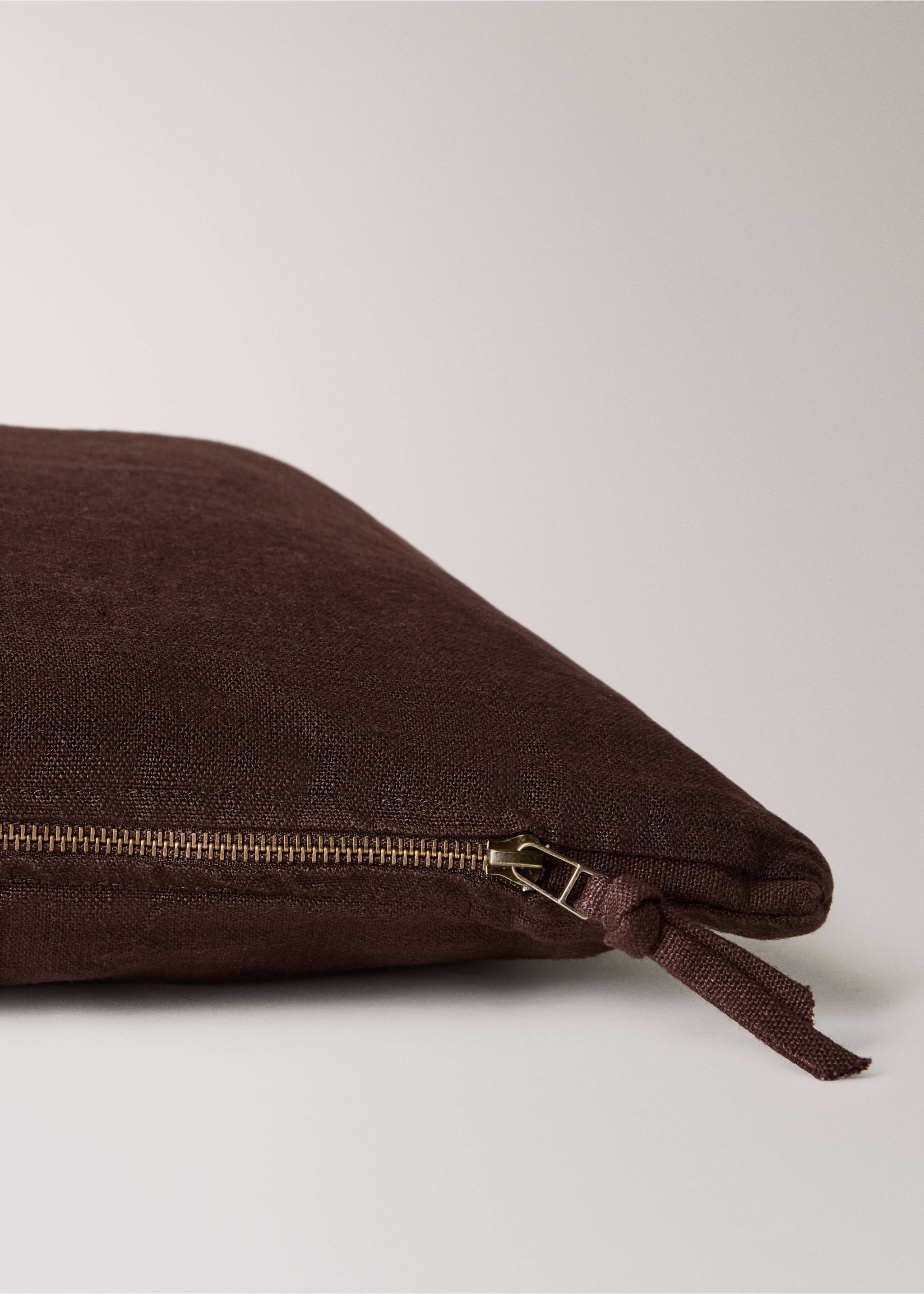 Linen cushion cover with zip 40x60 cm - Details of the article 3, Blackberry. Ref: 17003342-00.