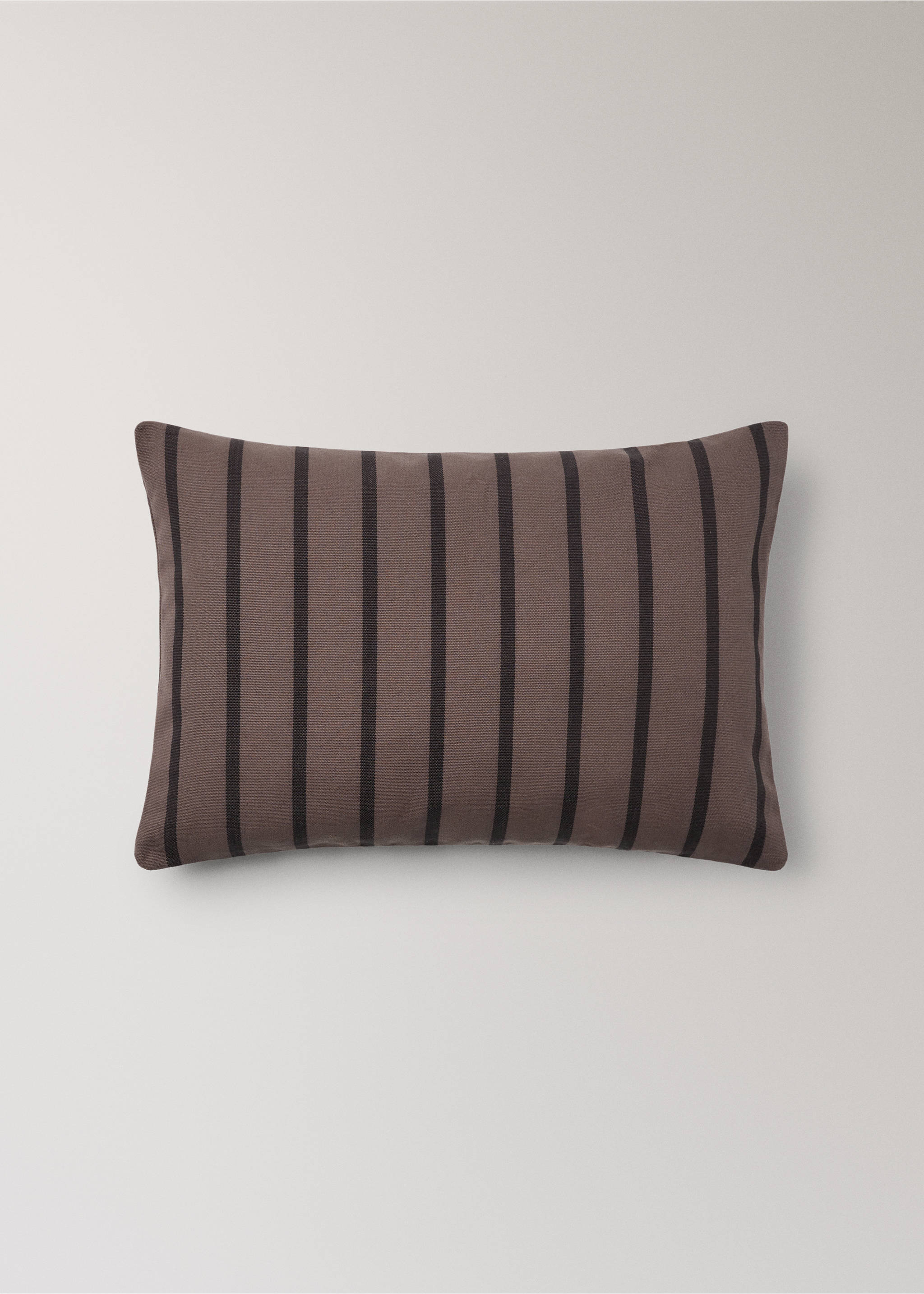 Kissenhülle aus Baumwolle, zweifarbig gestreift, 40x60 cm - Artikel ohne Model, Brombeere. Ref: 17003344-00.
