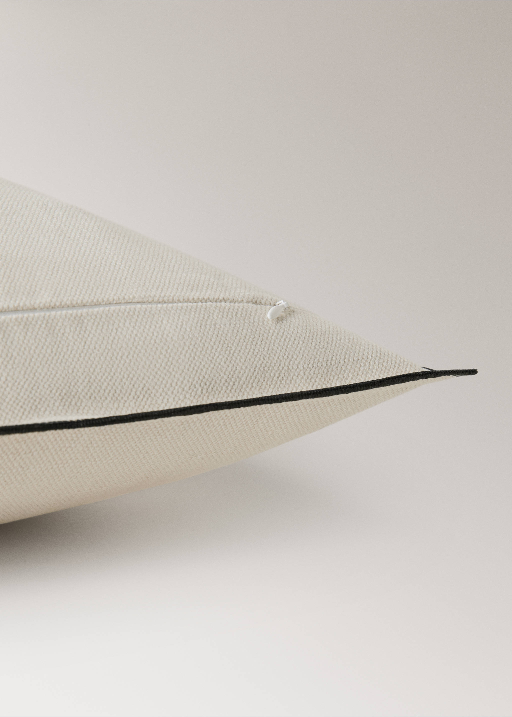 Cotton linen cushion cover with overlock tab 50x50 cm - Details of the article 2, Ivory White. Ref: 17003346-00.