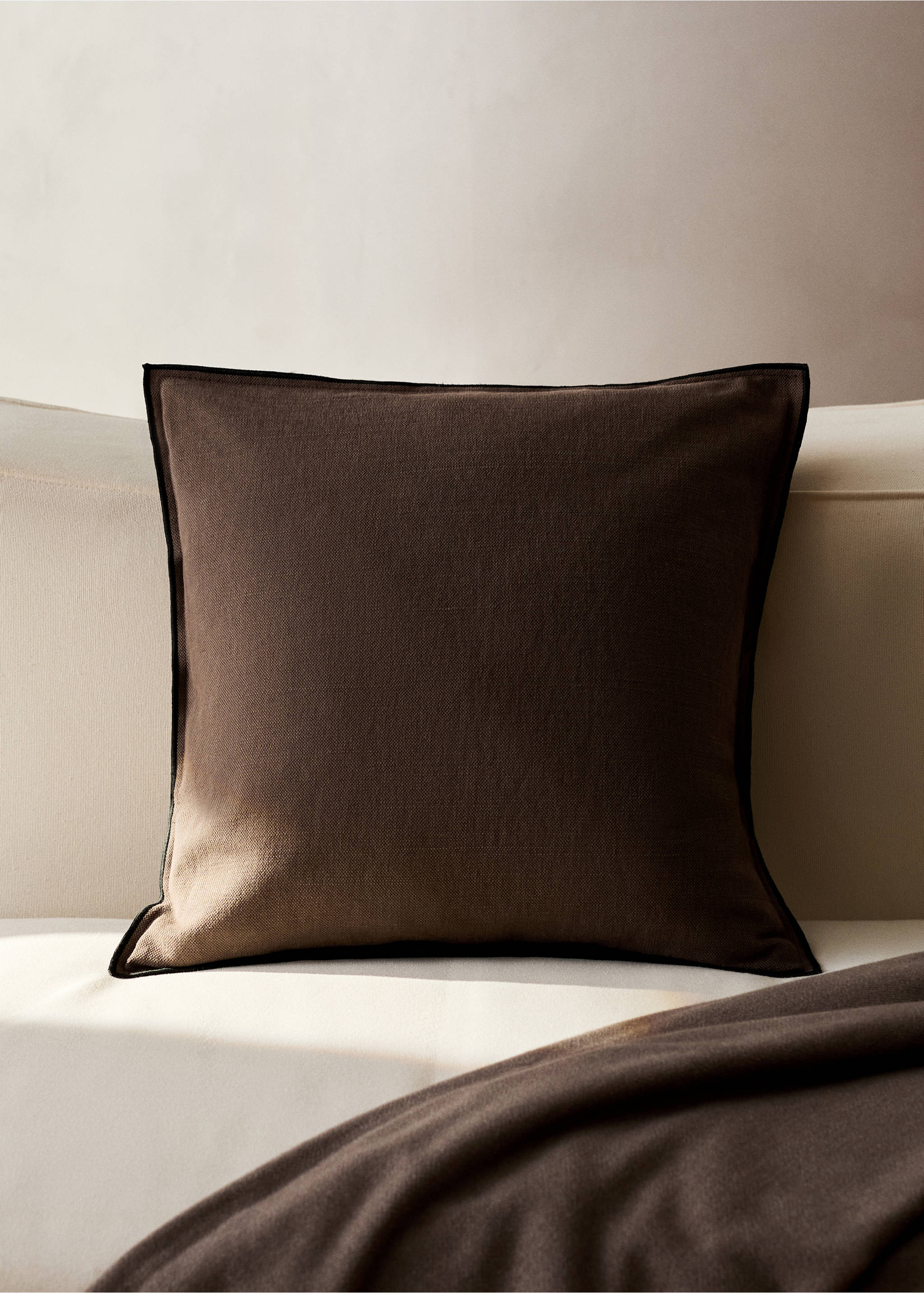 Cotton linen cushion cover with overlock tab 50x50 cm - General plane, Medium Brown. Ref: 17003346-00.