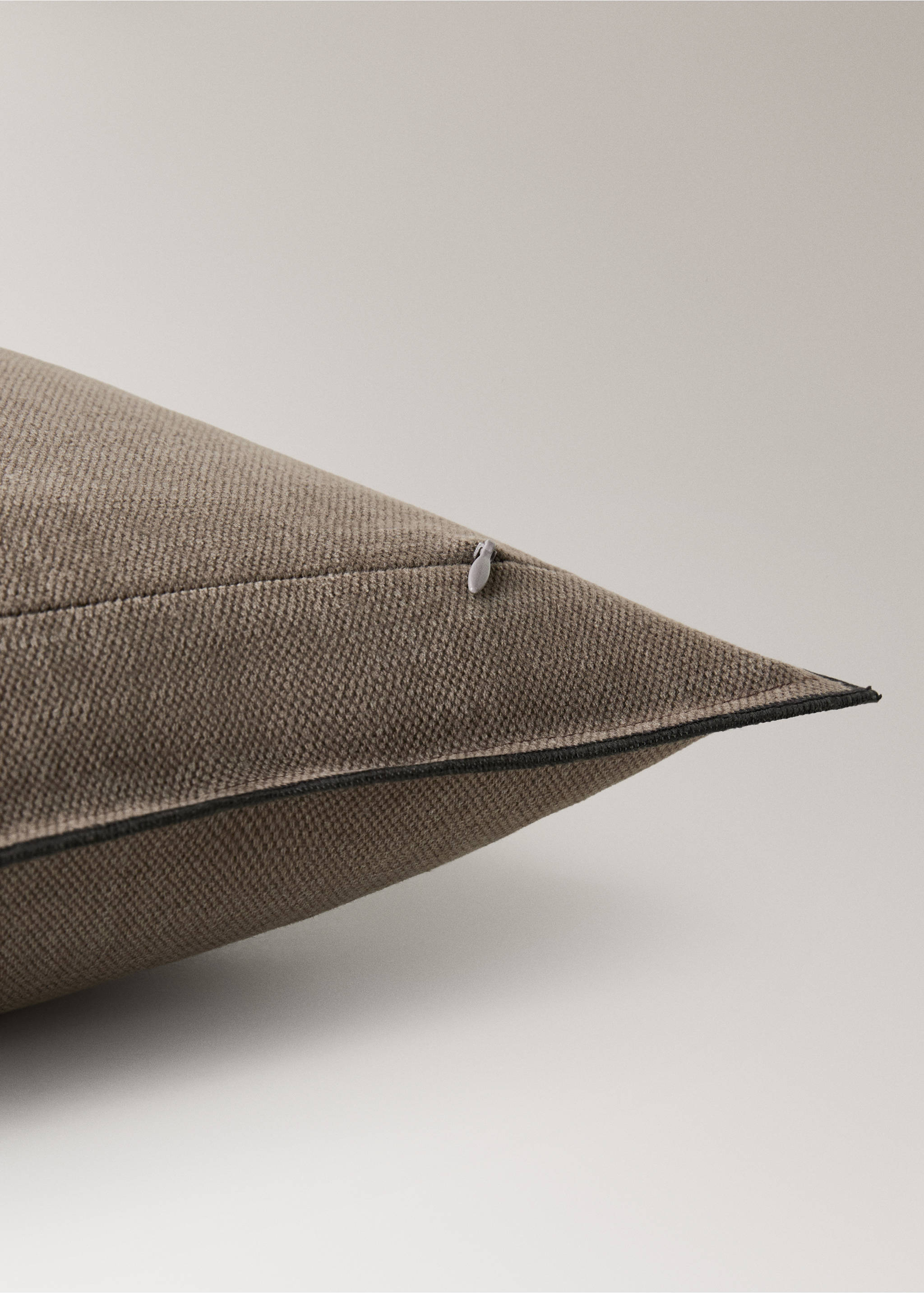 Cotton linen cushion cover with overlock tab 50x50 cm - Details of the article 2, Medium Brown. Ref: 17003346-00.