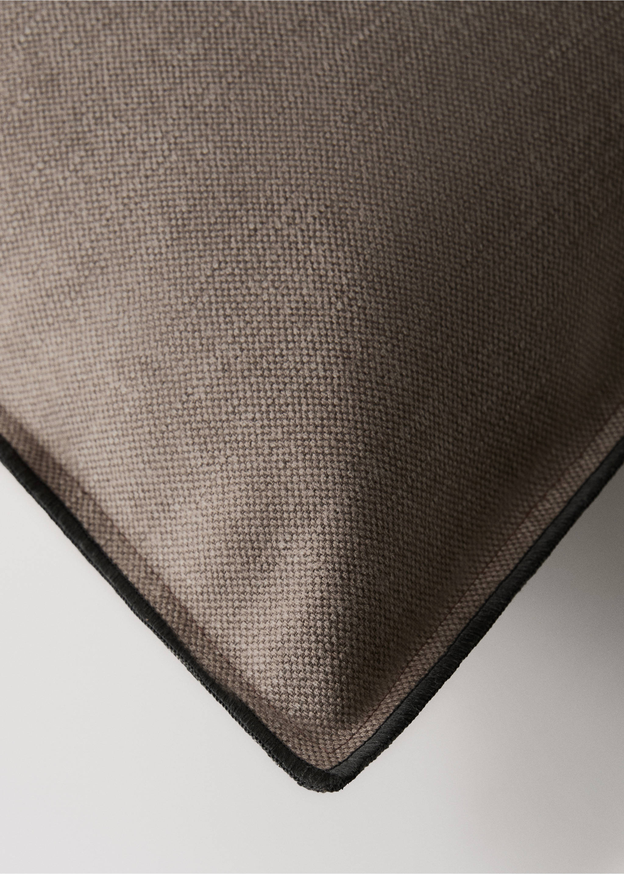 Cotton linen cushion cover with overlock tab 50x50 cm - Details of the article 3, Medium Brown. Ref: 17003346-00.