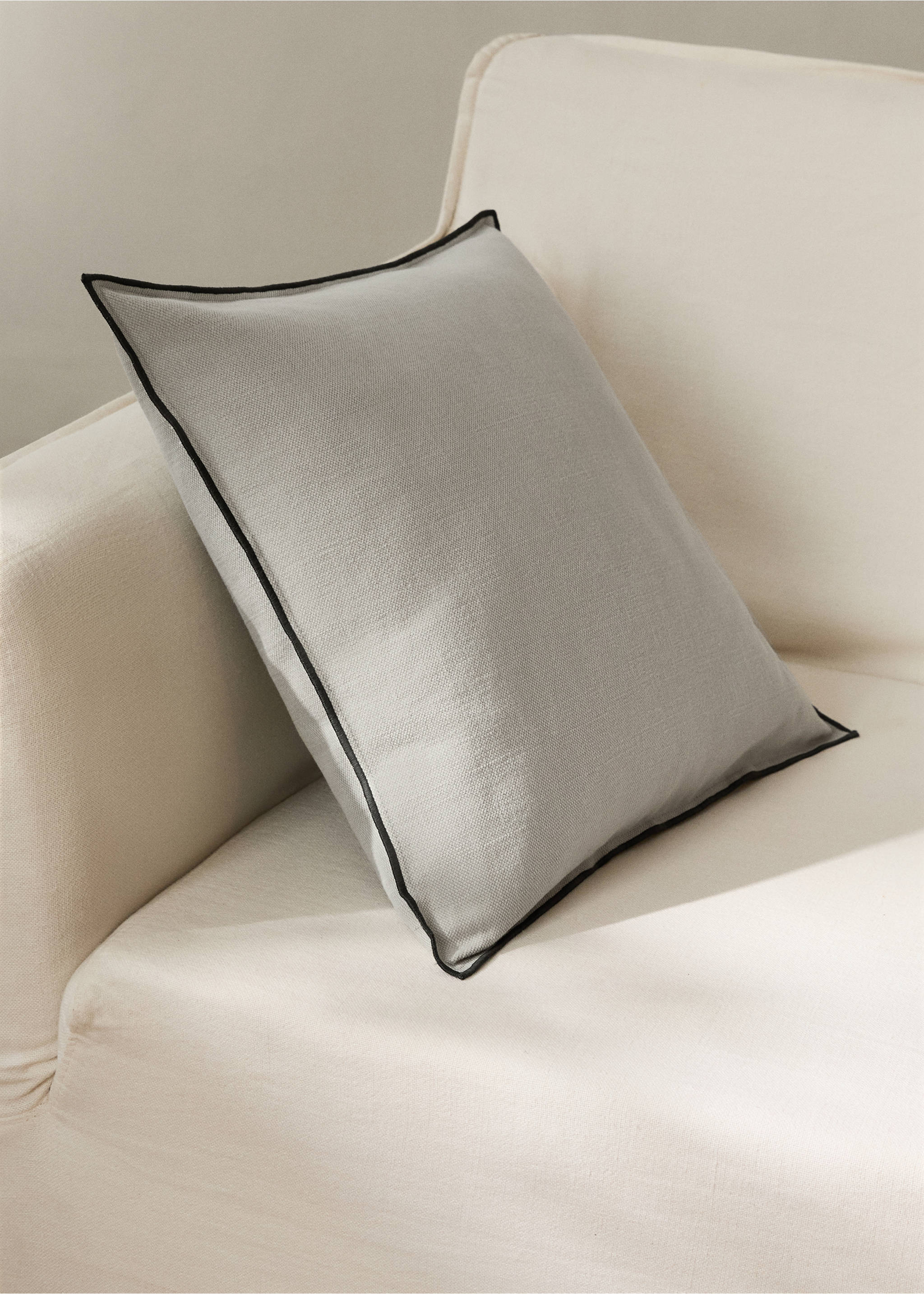 Cotton linen cushion cover with overlock tab 50x50 cm - General plane, Medium Grey. Ref: 17003346-00.