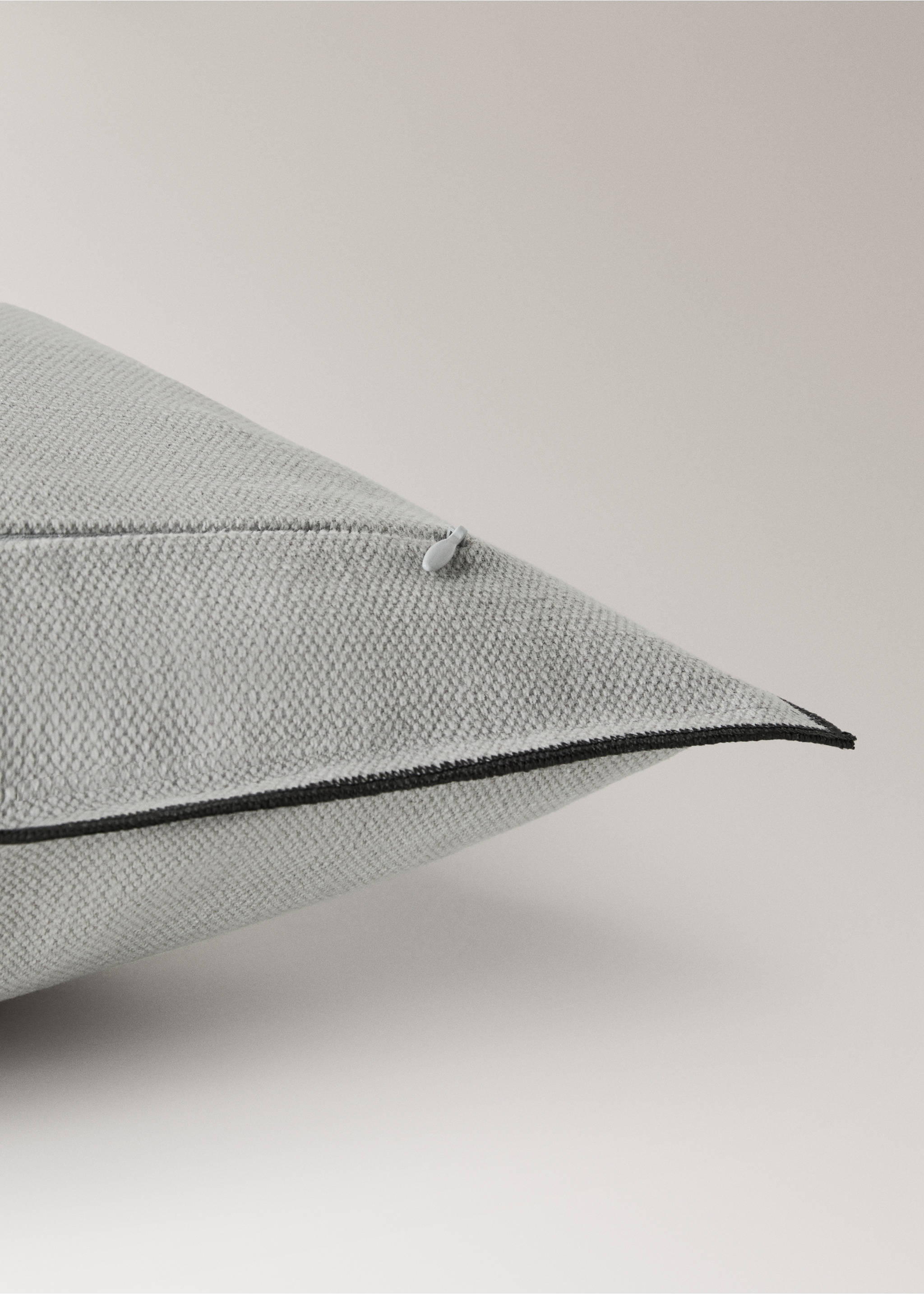 Cotton linen cushion cover with overlock tab 50x50 cm - Details of the article 2, Medium Grey. Ref: 17003346-00.