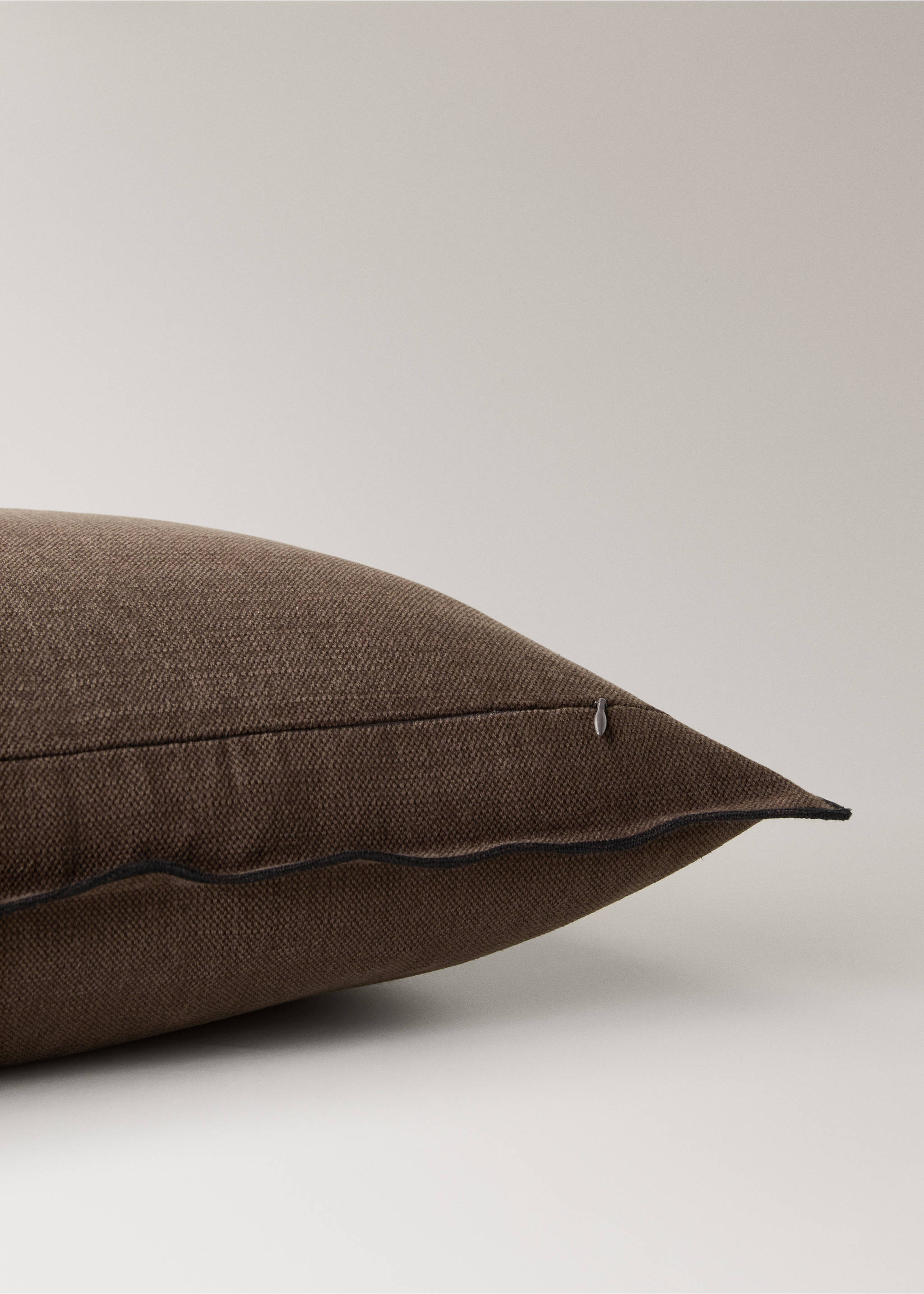 Linen cotton cushion cover with overlock tab 40x60 cm - Details of the article 1, Chocolate. Ref: 17003347-00.