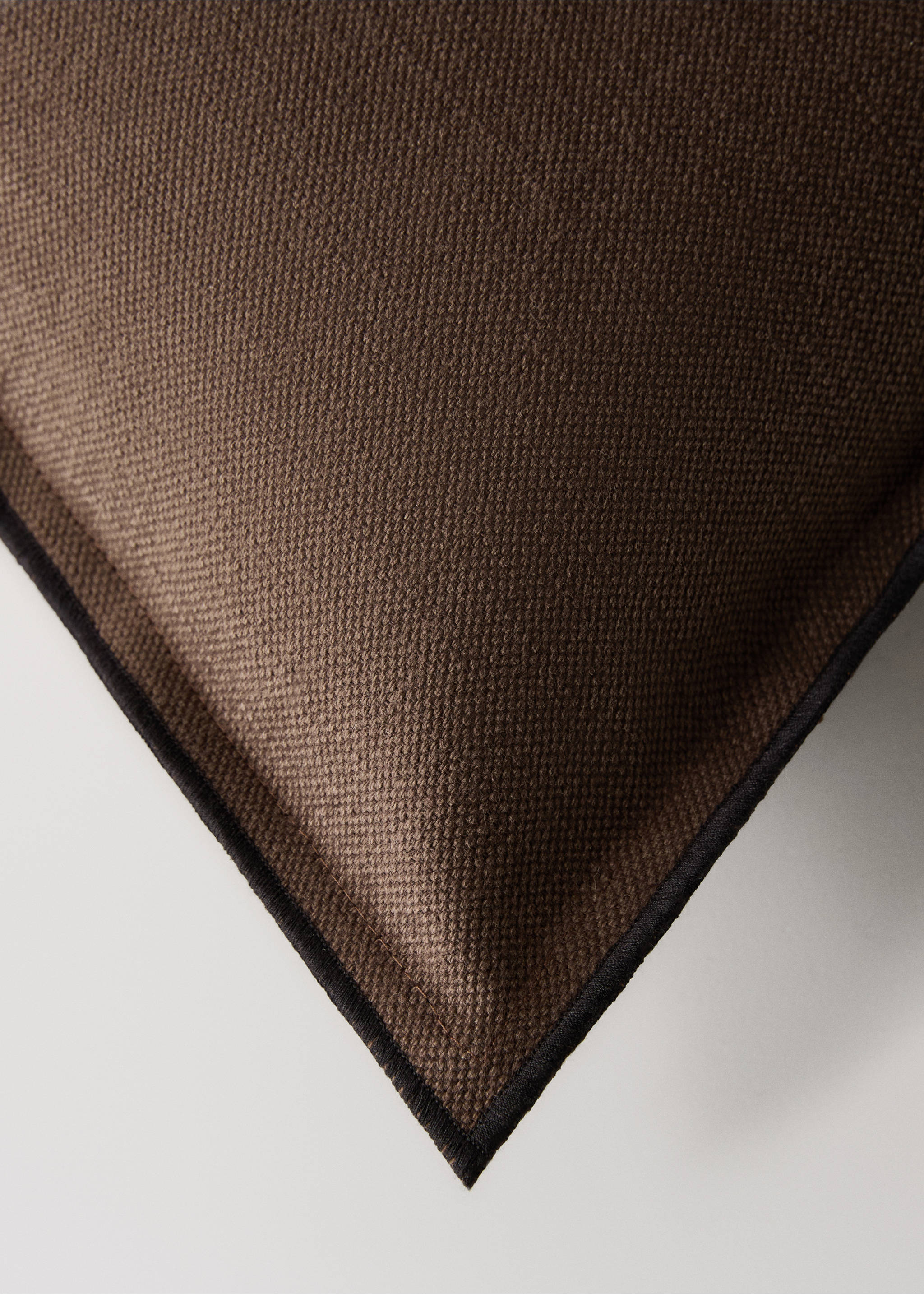 Linen cotton cushion cover with overlock tab 40x60 cm - Details of the article 2, Chocolate. Ref: 17003347-00.