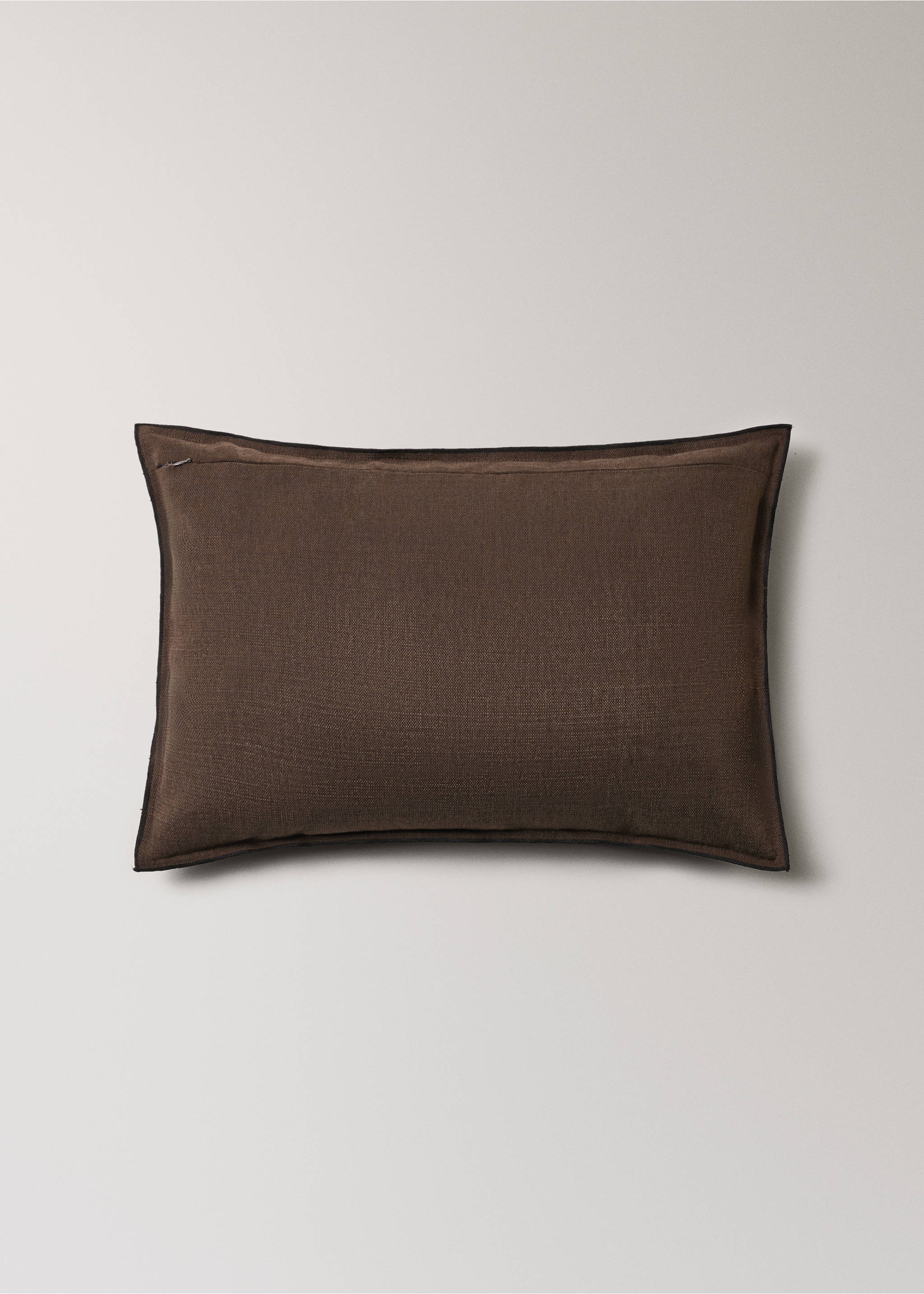Linen cotton cushion cover with overlock tab 40x60 cm - Details of the article 4, Chocolate. Ref: 17003347-00.
