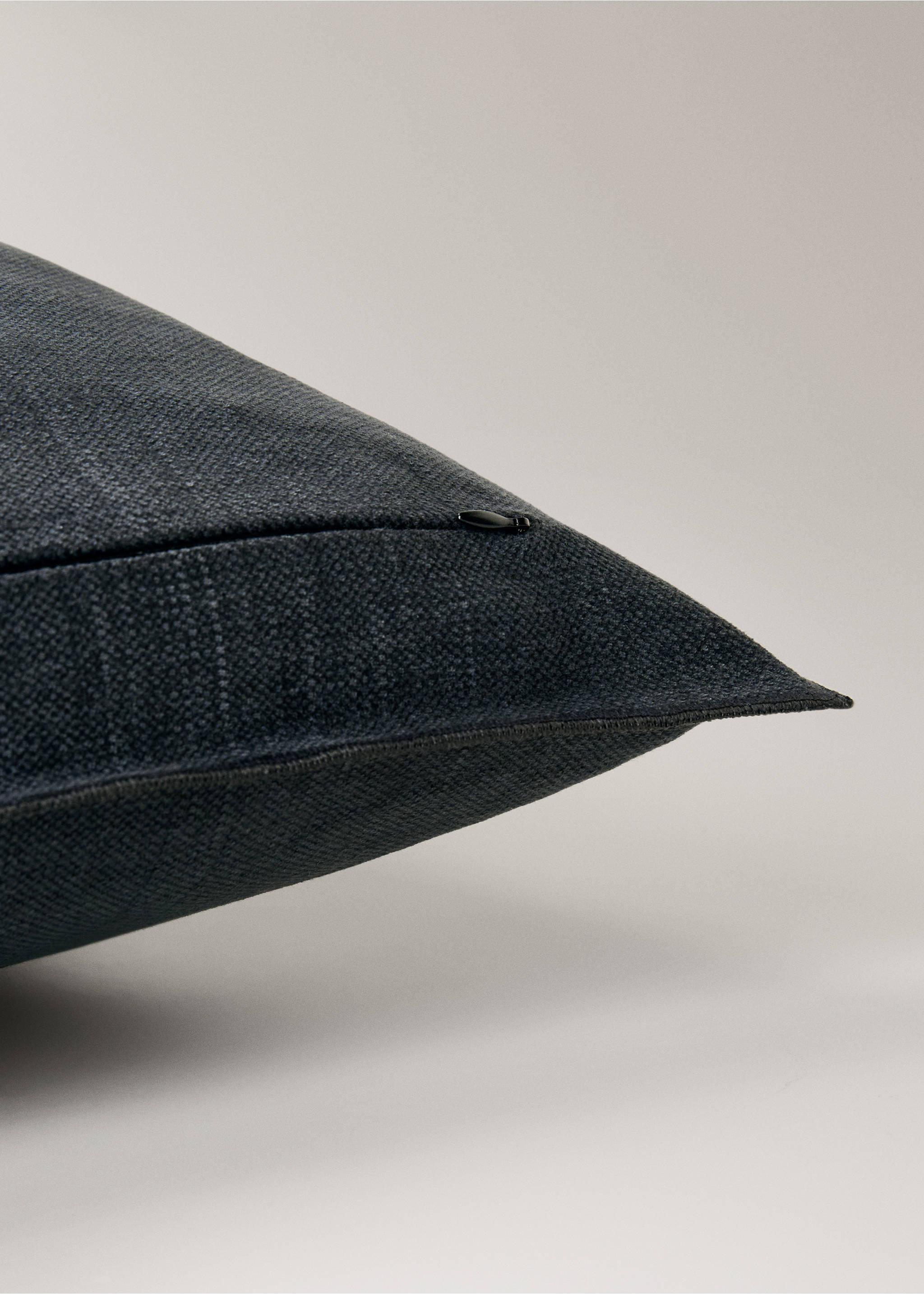 Linen cotton cushion cover with overlock tab 40x60 cm - Details of the article 2, Dark Grey. Ref: 17003347-00.