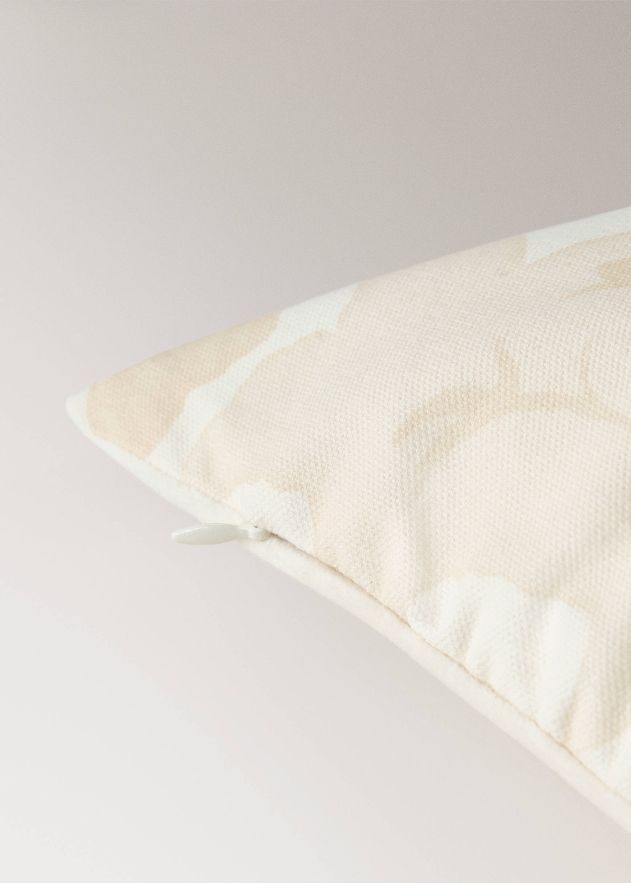 Floral-print cushion cover with velvet piping 50x50 cm - Details of the article 1, Vanilla. Ref: 17003353-00.