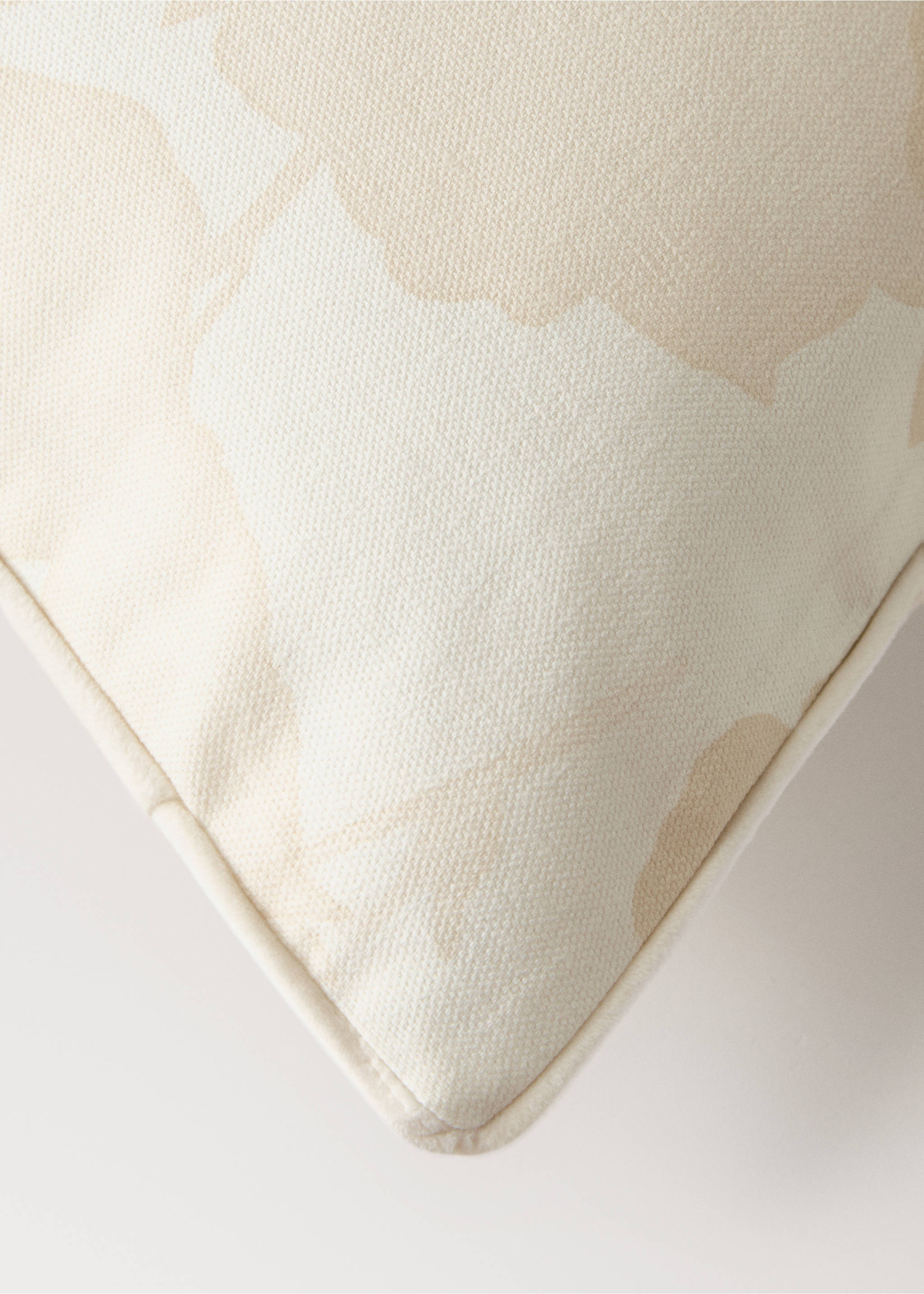 Floral-print cushion cover with velvet piping 50x50 cm - Details of the article 2, Vanilla. Ref: 17003353-00.