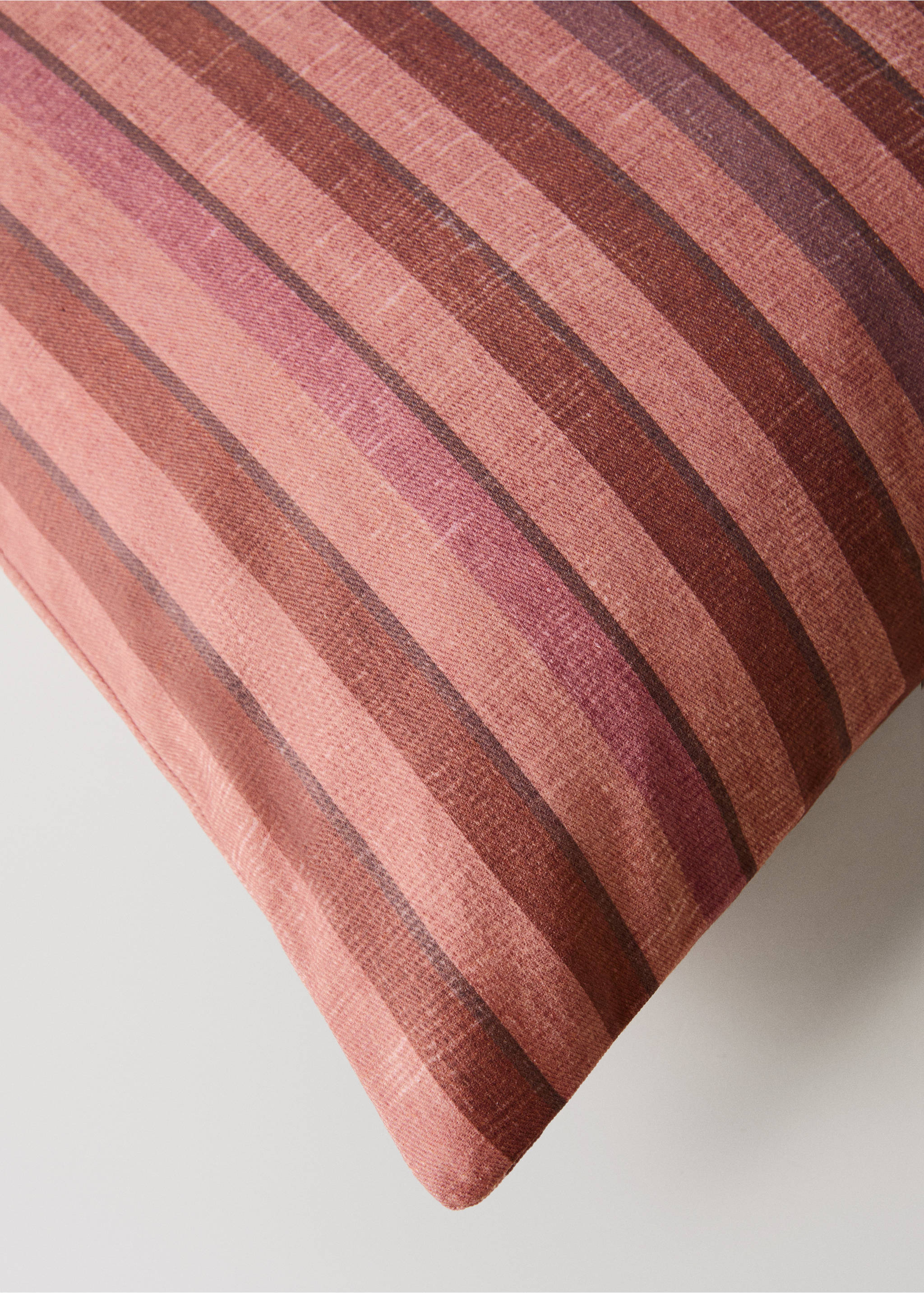 Cotton cushion cover with printed stripes 45x45 cm - Details of the article 2, Medium Pink. Ref: 17003354-00.