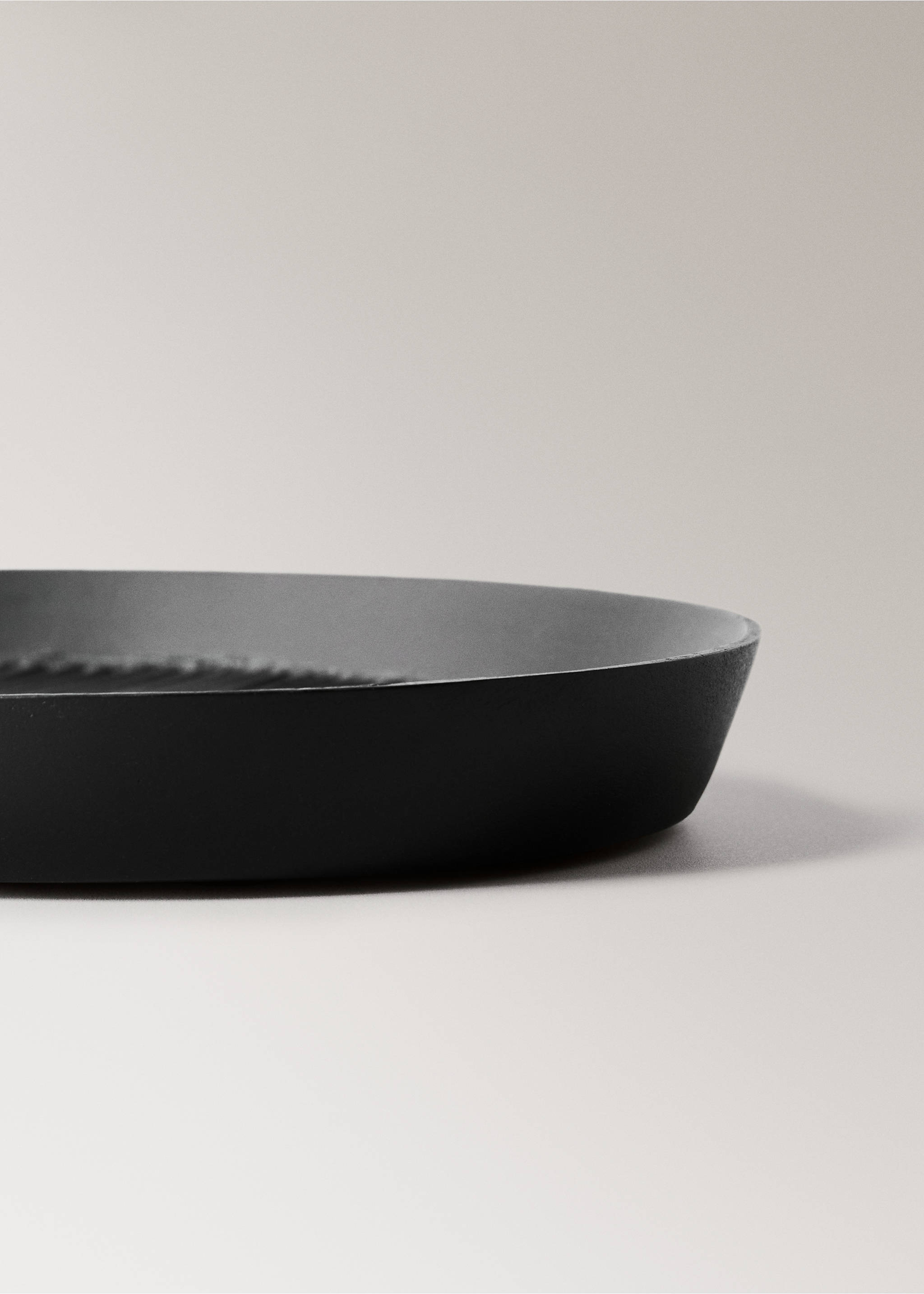 Medium textured wooden tray - Details of the article 1, Black. Ref: 17003809-00.