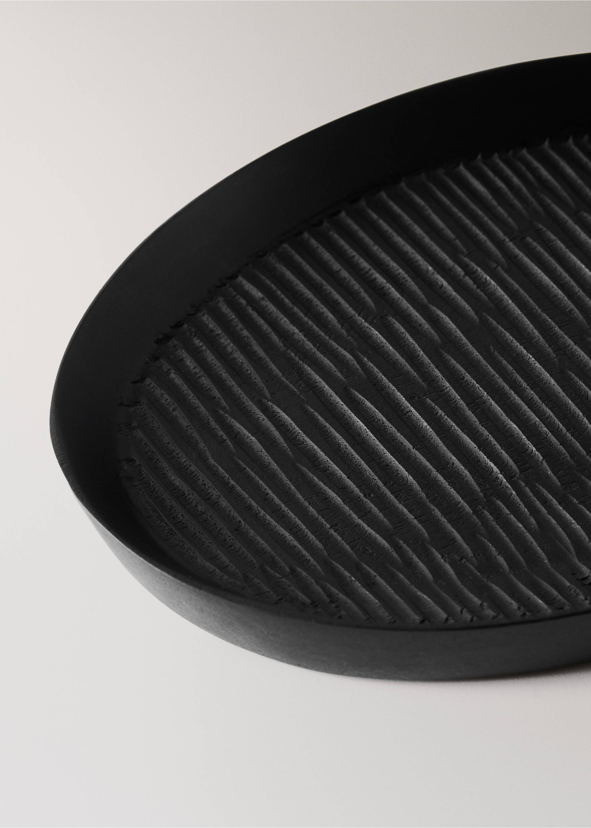 Medium textured wooden tray - Details of the article 2, Black. Ref: 17003809-00.