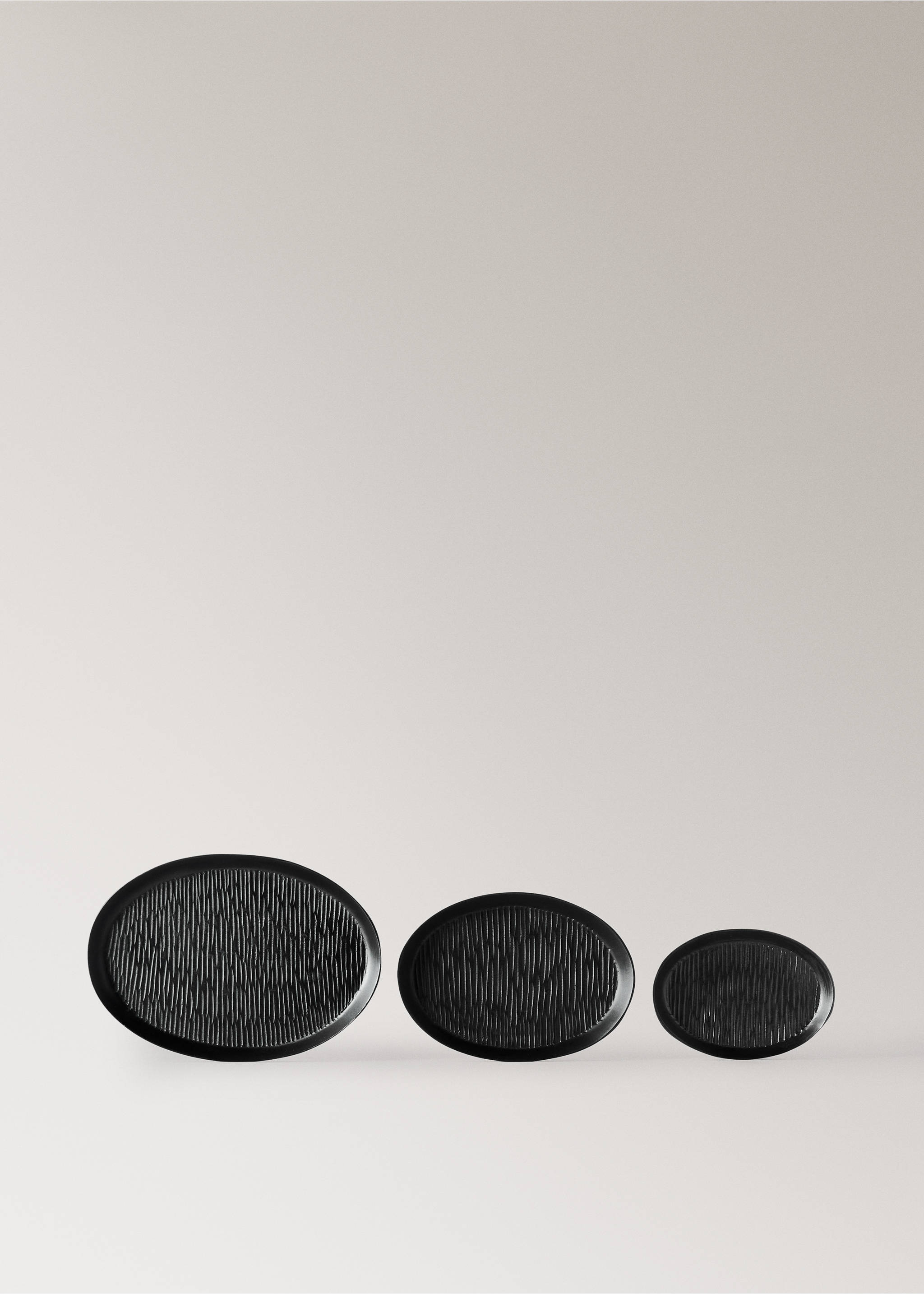 Medium textured wooden tray - Details of the article 3, Black. Ref: 17003809-00.