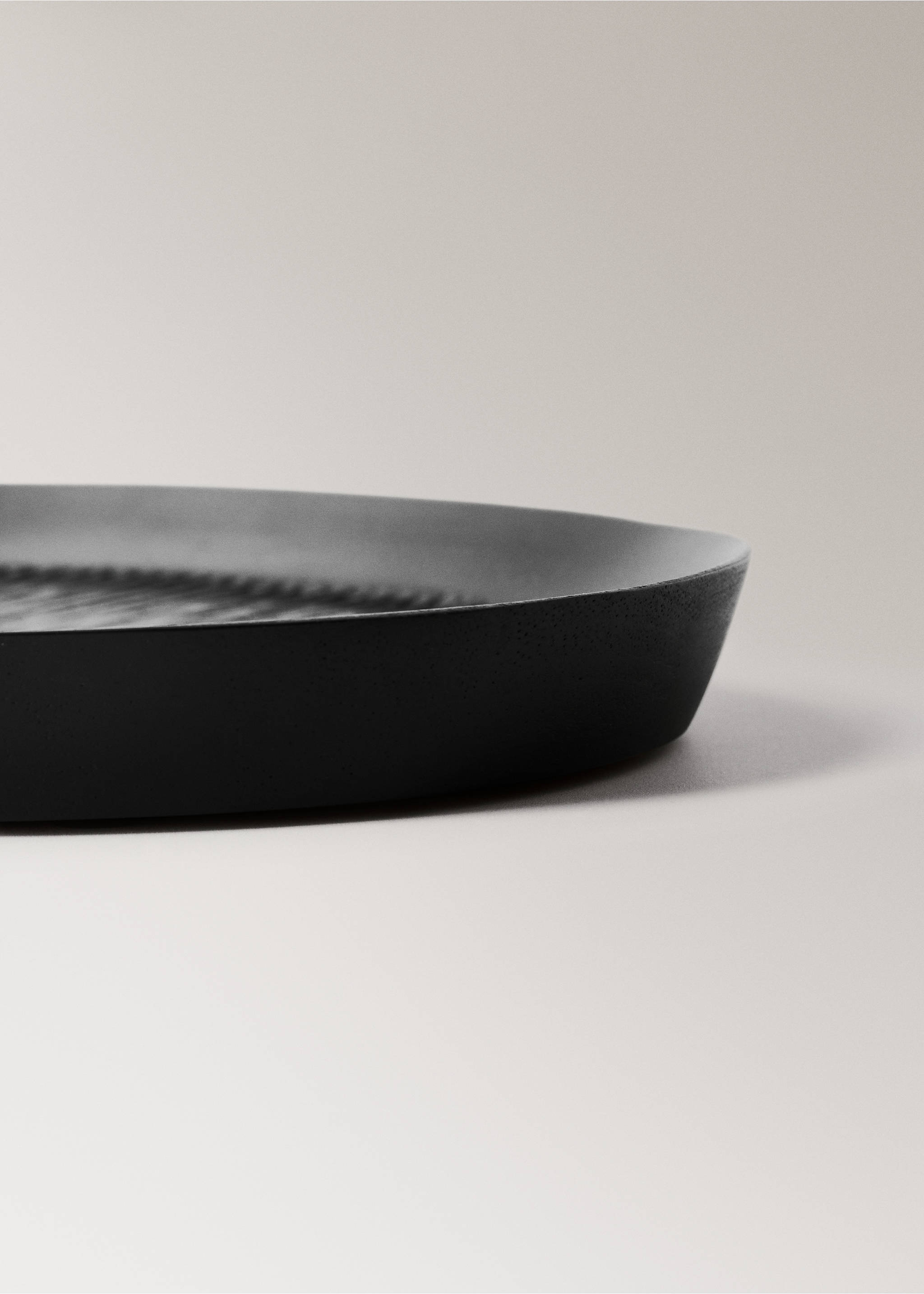 Large textured wooden tray - Details of the article 1, Black. Ref: 17003810-00.