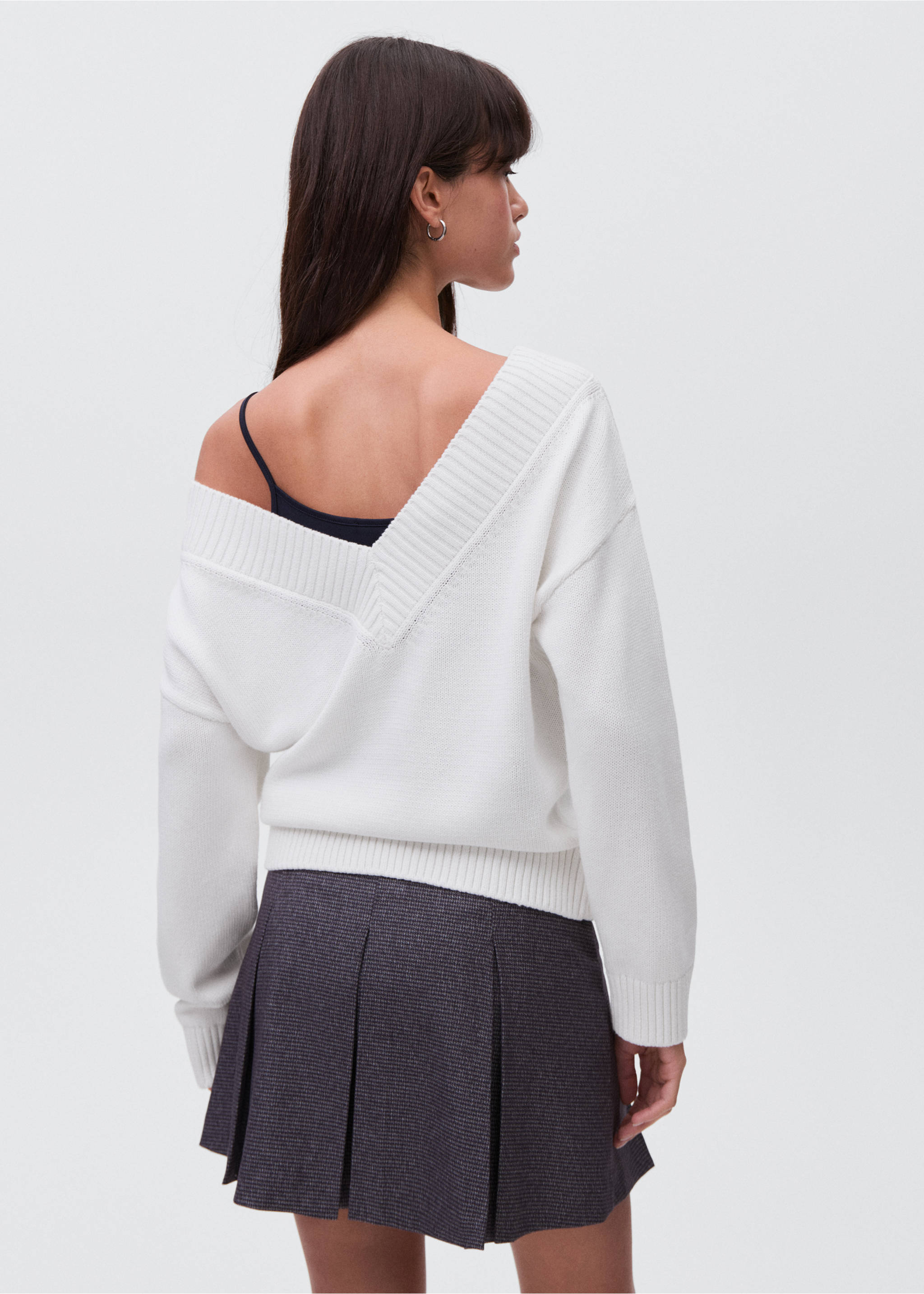 V-neck knit sweater - Reverse of the article, White. Ref: 17004086-00.
