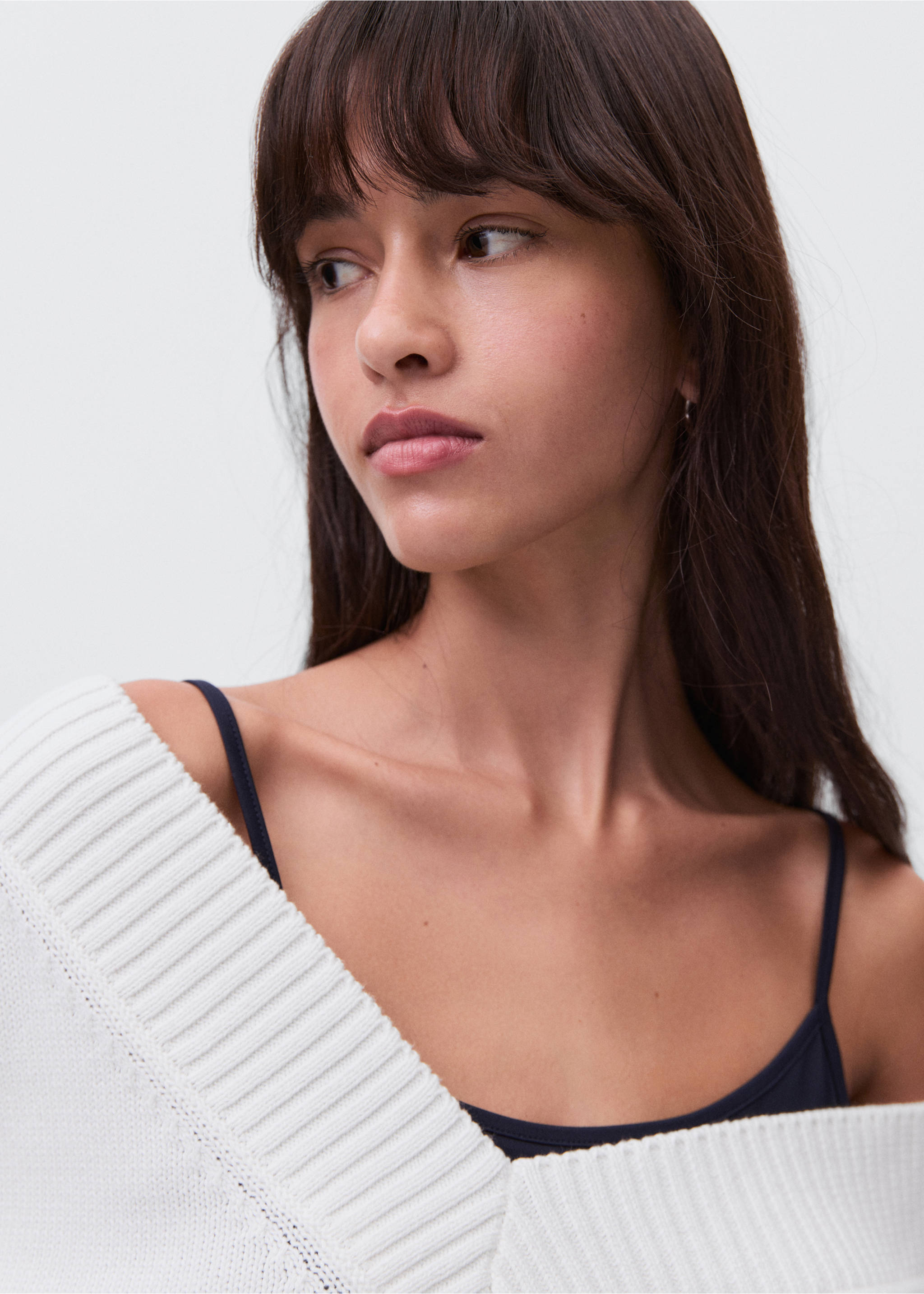 V-neck knit sweater - Details of the article 1, White. Ref: 17004086-00.