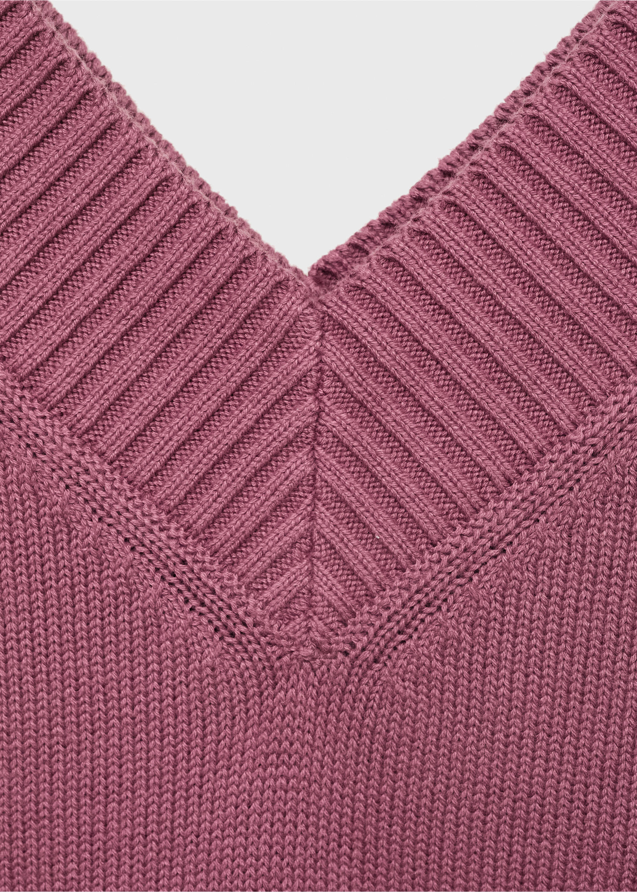 Strickpullover mit V-Ausschnitt - Detail des Artikels 8, Kirschrot. Ref: 17004086-00.