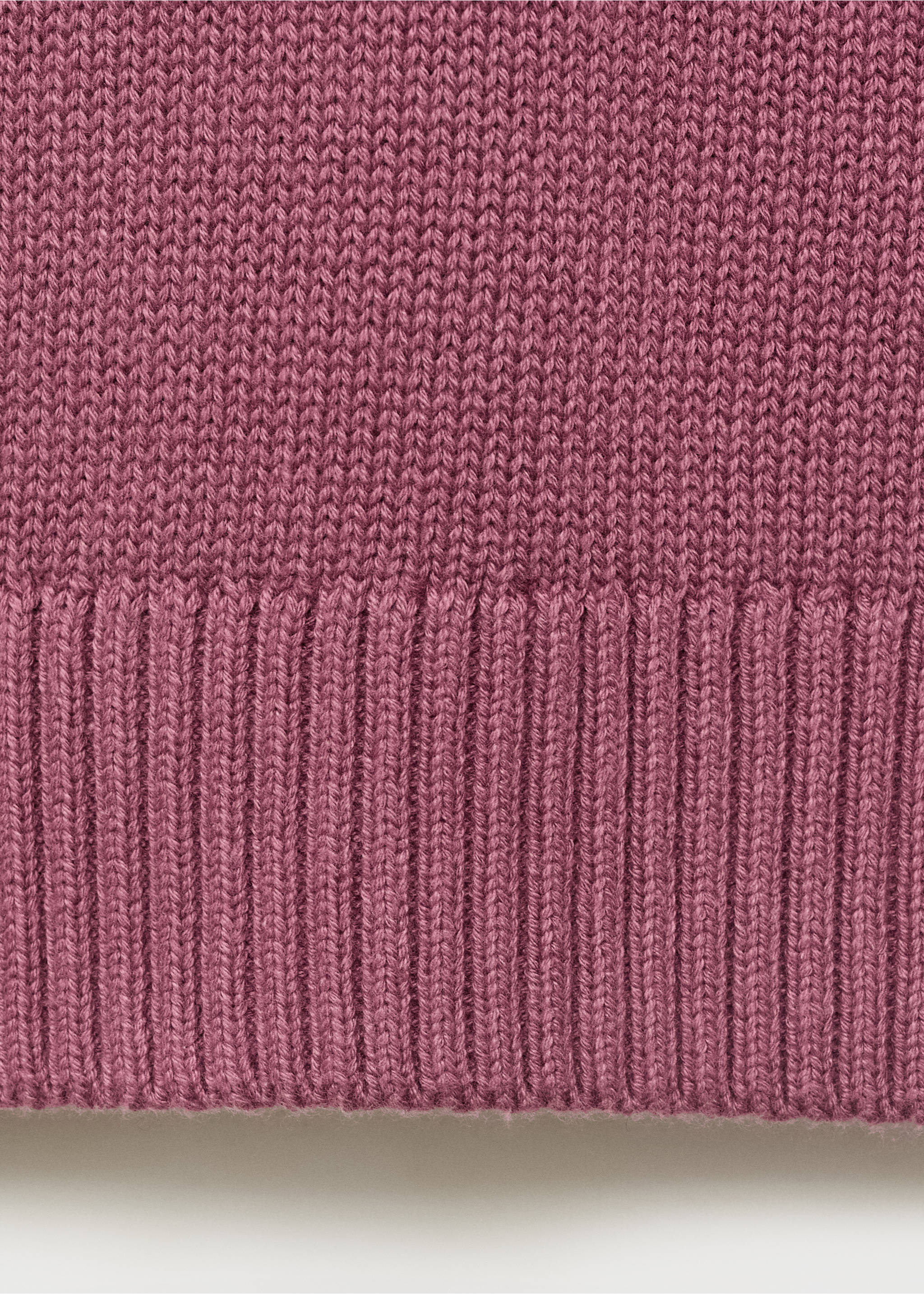 Strickpullover mit V-Ausschnitt - Detail des Artikels 0, Kirschrot. Ref: 17004086-00.